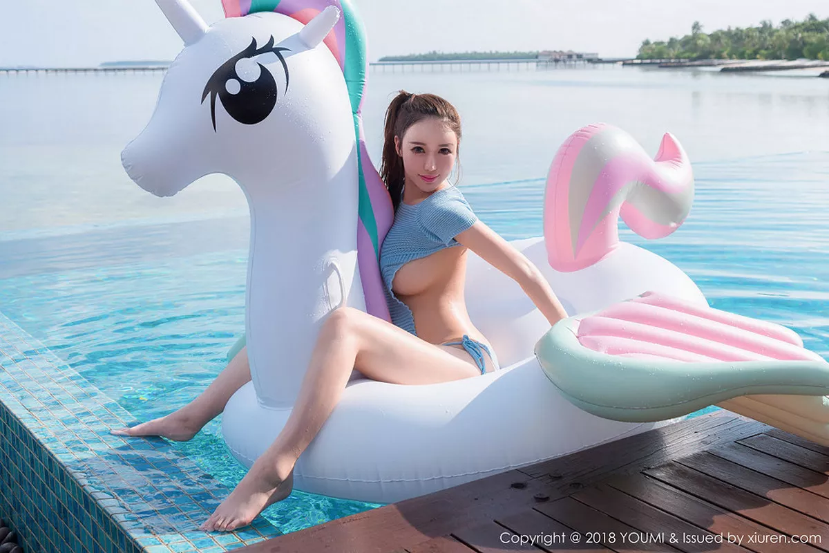 秀人集.com_[YouMi尤蜜荟]Vol.215_女神Egg_尤妮丝泳池里露背毛衣半脱露丰满肥臀火辣诱惑写真45P