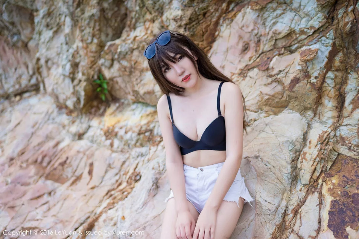 秀人集.com_[LeYuan星乐园]Vol.011_嫩模冷不丁海边性感比基尼白嫩肌肤完美身材迷人写真54P