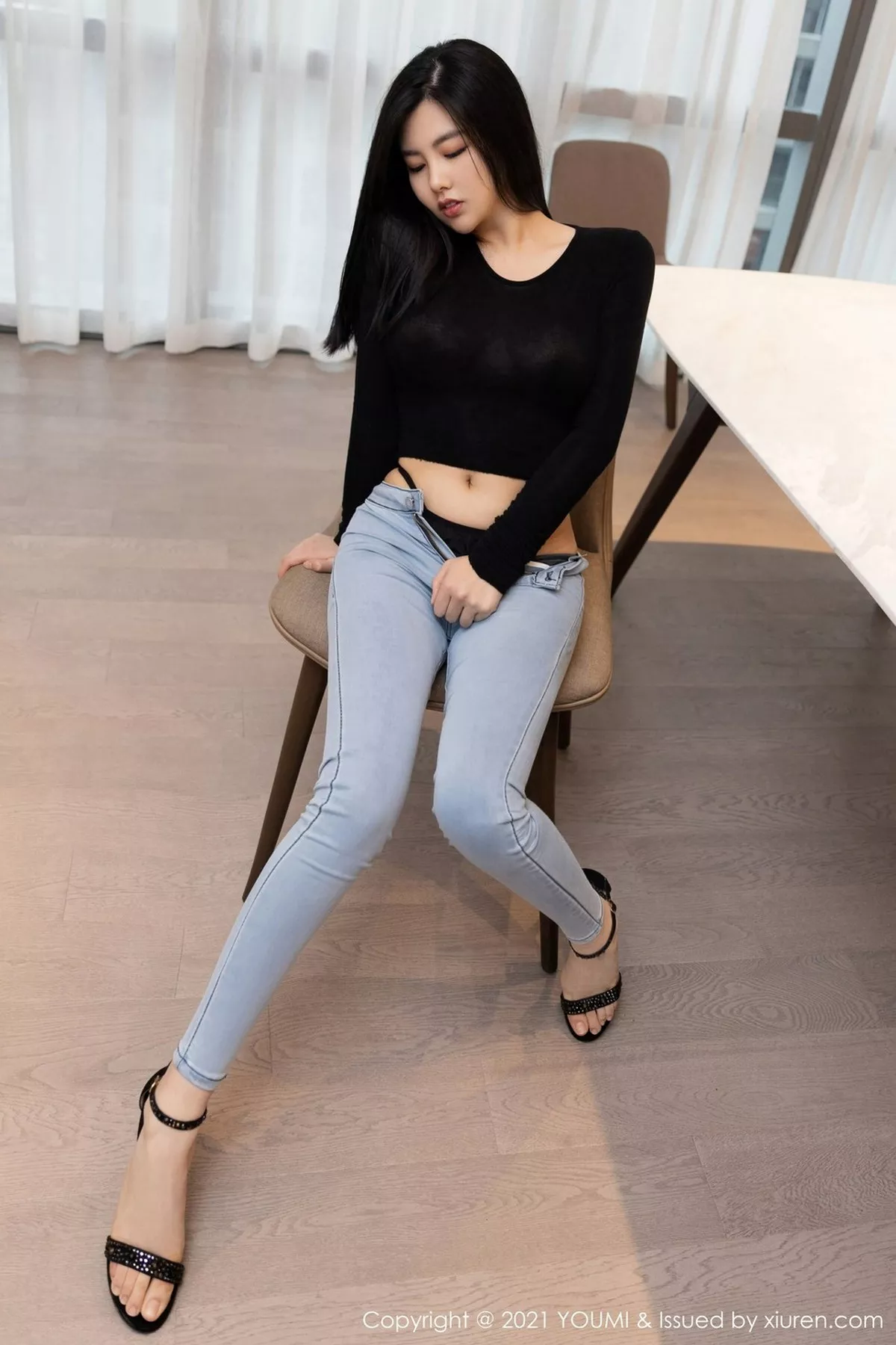 秀人集.com_[YouMi尤蜜荟]Vol.591_女神娜露Selena轻透黑色服饰配牛仔裤半脱露翘臀诱惑写真50P