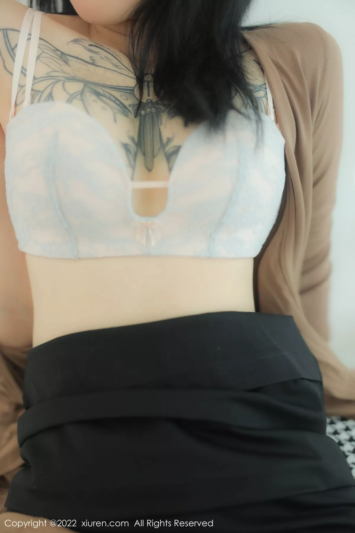 秀人集.com_[XiuRen秀人网]No.5587_模特奶瓶大理旅拍杏色衣配黑短裙露浅色内衣杏色丝袜诱惑写真100P