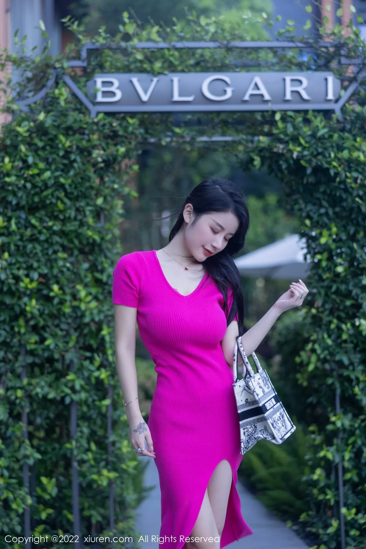 秀人集.com_[XiuRen秀人网]No.5582_模特美七Mia西双版纳旅拍性感粉红连衣长裙秀惹火身材诱惑写真81P