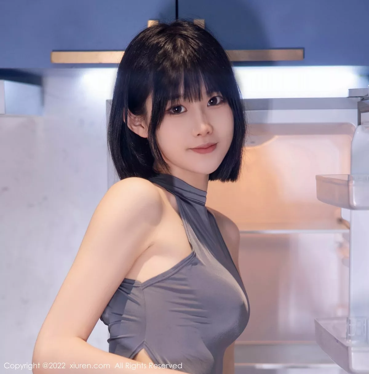 秀人集.com_[XiuRen秀人网]No.5482_模特77qiqi私房性感深灰色连衣服饰配超薄肉丝裤袜甜美迷人写真74P