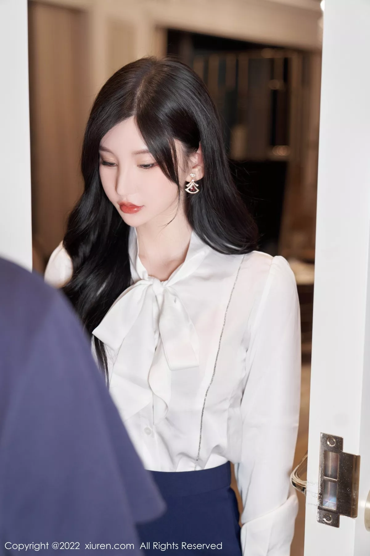 秀人集.com_[XiuRen秀人网]No.5716_女神周于希Sally白色上衣配蓝短裙半脱露橙色蕾丝内衣诱惑写真85P