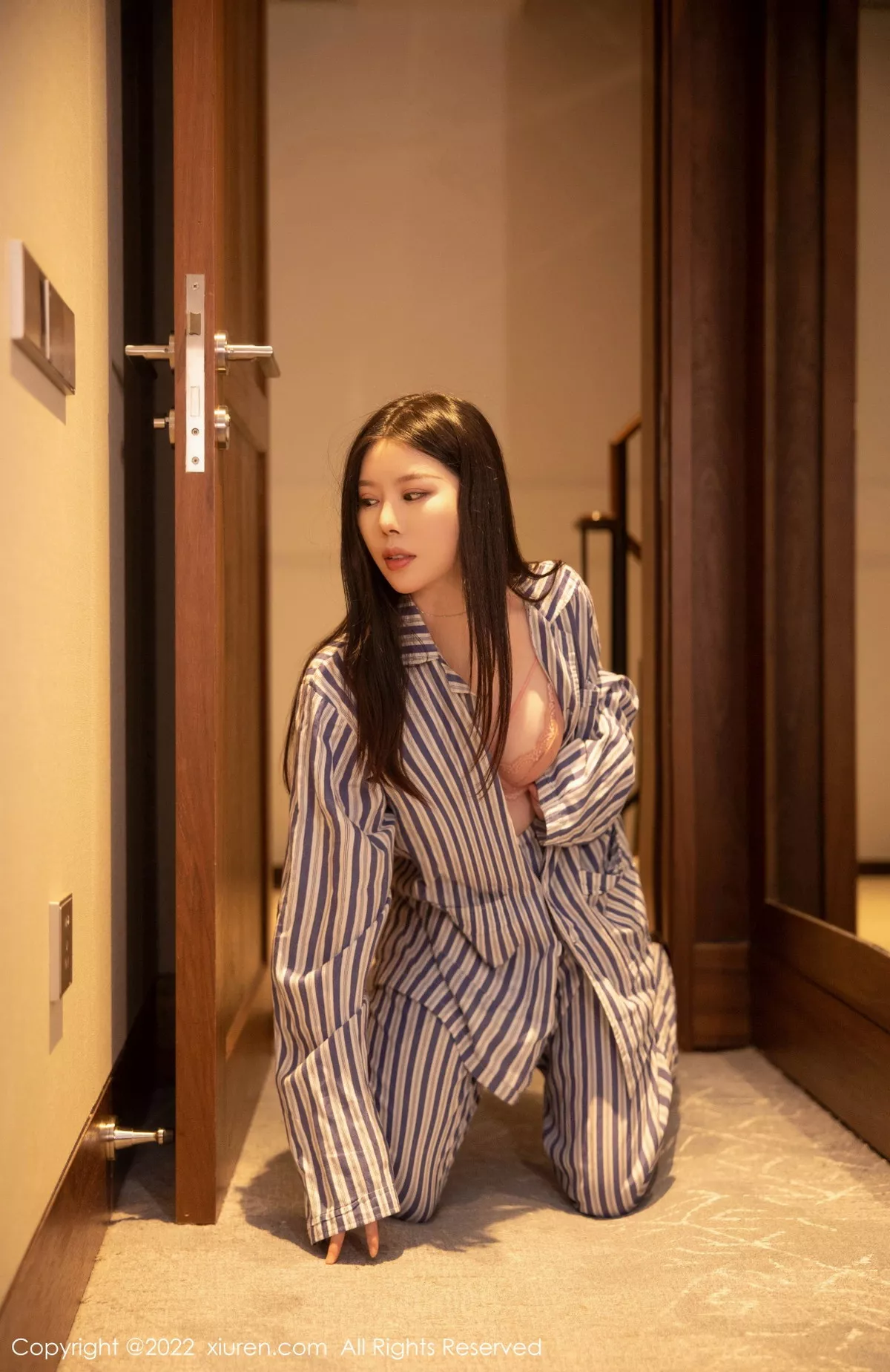 秀人集.com_[XiuRen秀人网]No.5820_模特白茹雪私房脱竖条衬衫露性感粉色内衣配超薄肉丝诱惑写真82P