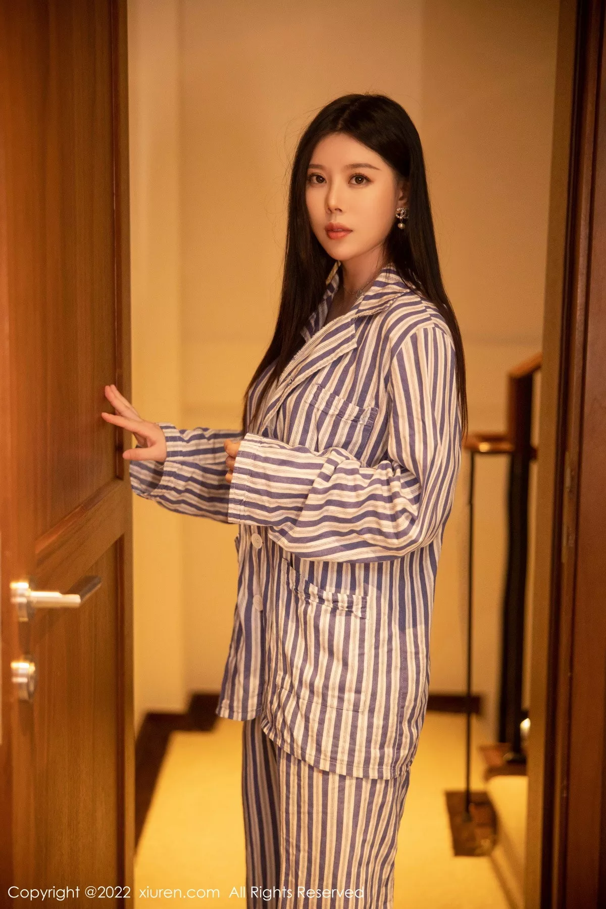 秀人集.com_[XiuRen秀人网]No.5820_模特白茹雪私房脱竖条衬衫露性感粉色内衣配超薄肉丝诱惑写真82P