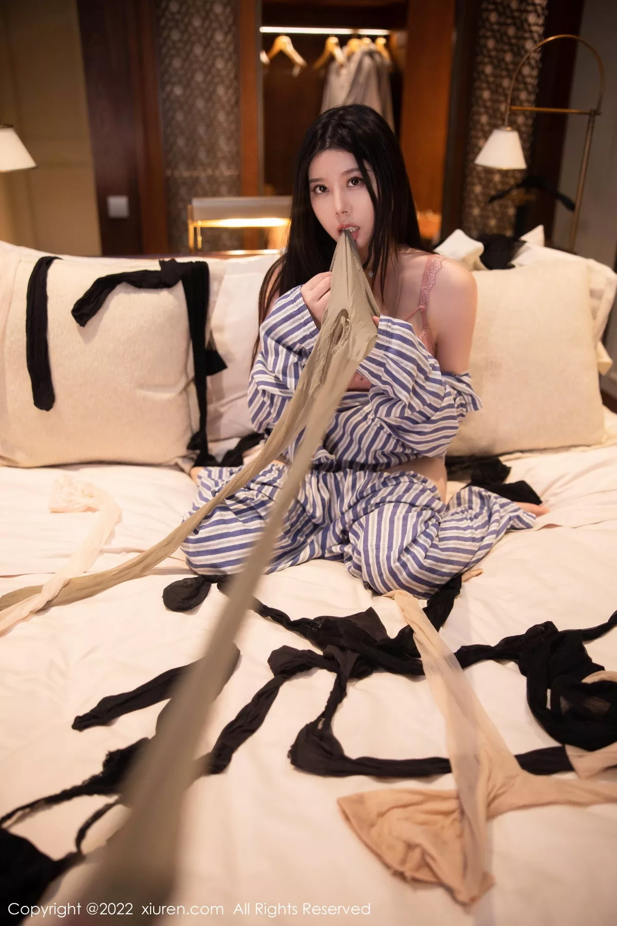 秀人集.com_[XiuRen秀人网]No.5820_模特白茹雪私房脱竖条衬衫露性感粉色内衣配超薄肉丝诱惑写真82P