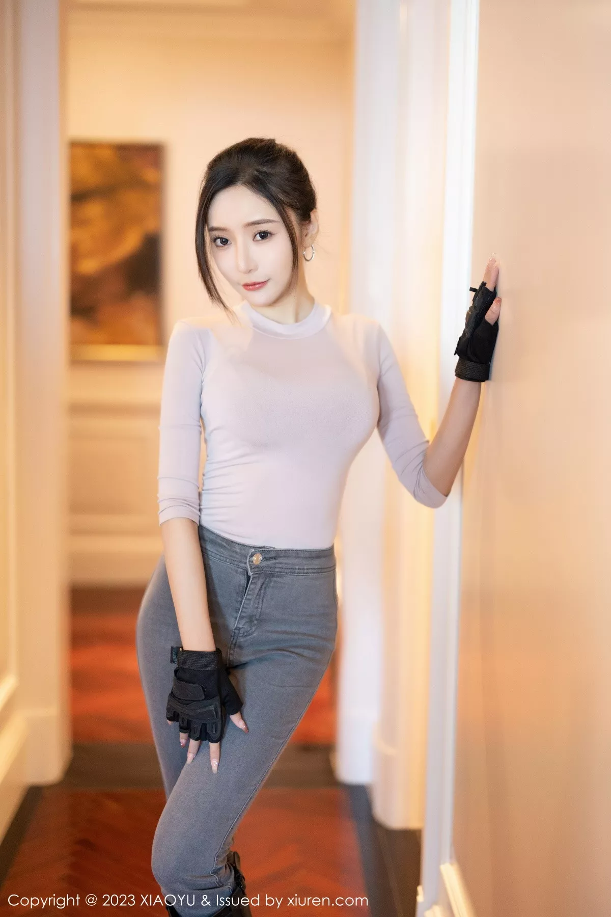 秀人集.com_[XiaoYu画语界]Vol.952_女神王馨瑶yanni户外浅灰收身上衣配牛仔裤秀完美身材诱惑写真86P