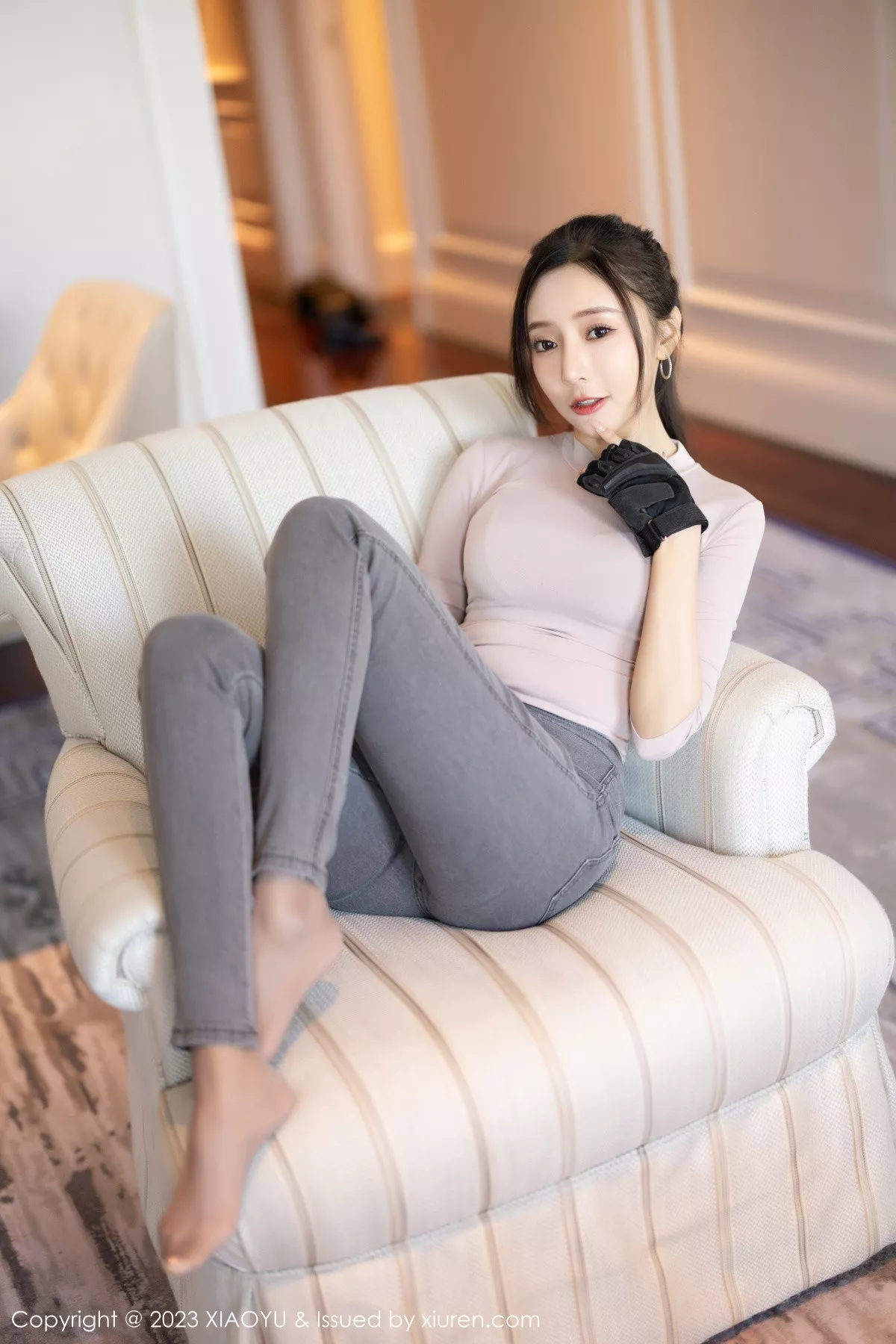 秀人集.com_[XiaoYu画语界]Vol.952_女神王馨瑶yanni户外浅灰收身上衣配牛仔裤秀完美身材诱惑写真86P