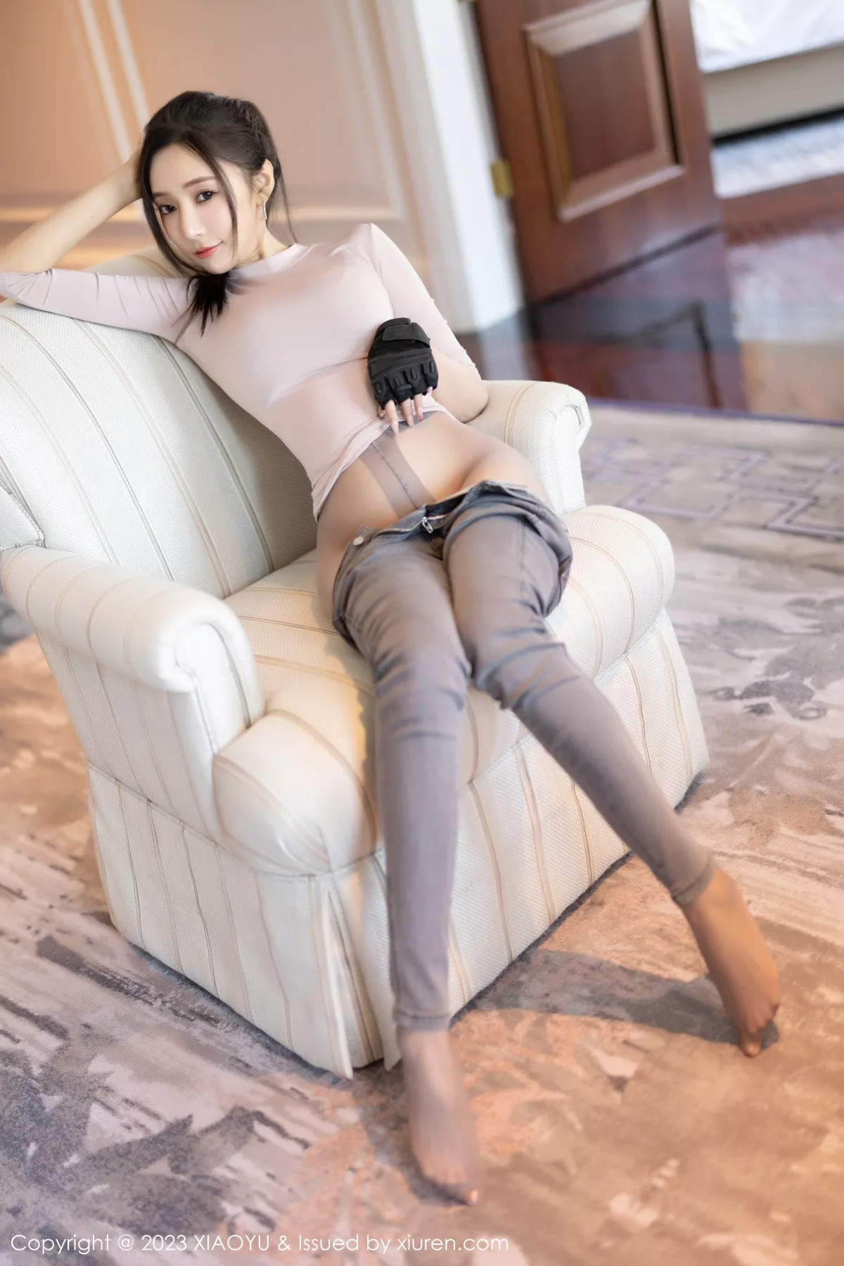 秀人集.com_[XiaoYu画语界]Vol.952_女神王馨瑶yanni户外浅灰收身上衣配牛仔裤秀完美身材诱惑写真86P