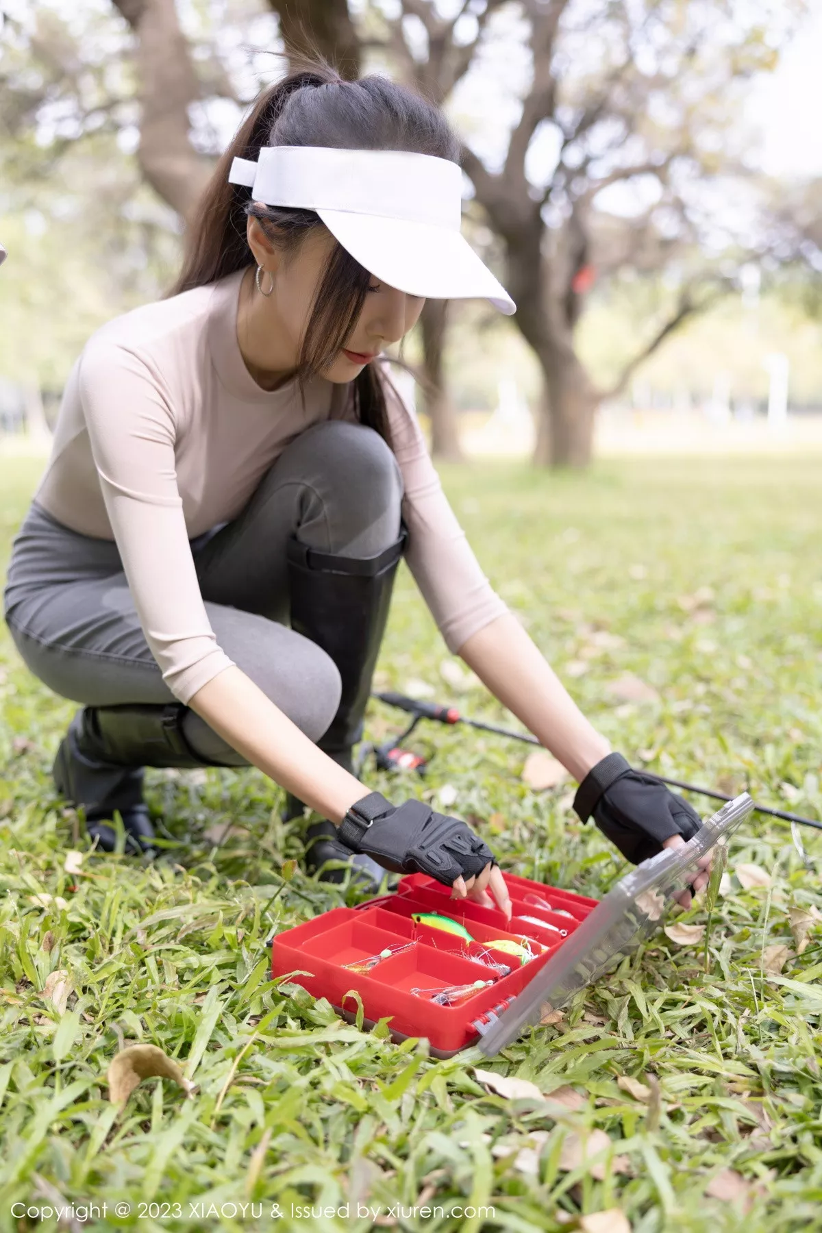 秀人集.com_[XiaoYu画语界]Vol.952_女神王馨瑶yanni户外浅灰收身上衣配牛仔裤秀完美身材诱惑写真86P