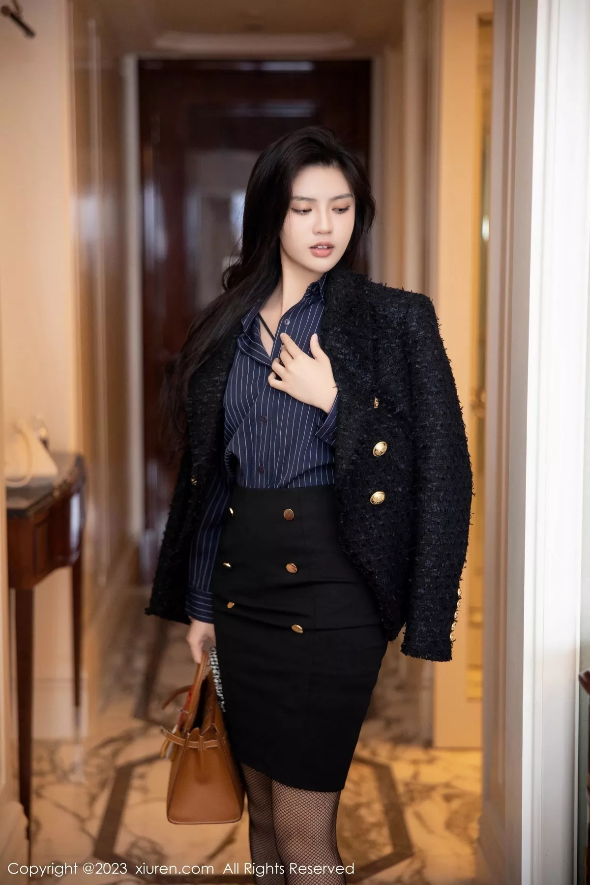 秀人集.com_[XiuRen秀人网]No.6391_模特浅浅Danny半脱深蓝色条纹T恤露黑色蕾丝内衣完美诱惑写真80P