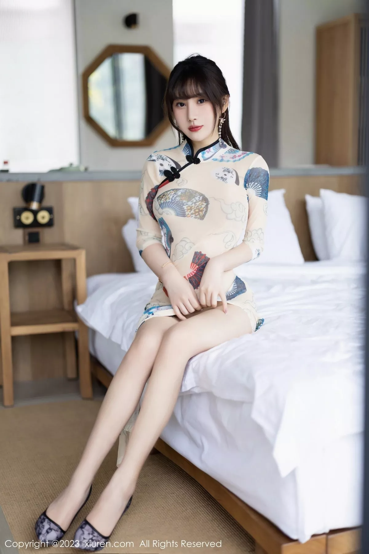 秀人集.com_[XiuRen秀人网]No.6831_模特张欣欣性感白色图案旗袍+红色薄纱轻透情趣服惹火诱惑写真72P