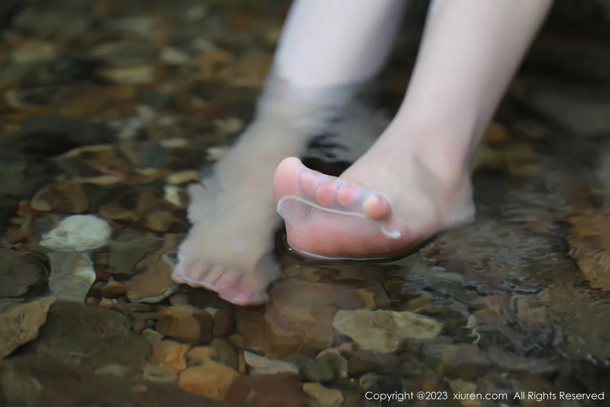 秀人集.com_[XiuRen秀人网]No.7234_模特糖豆sisi户外溪边性感花色旗袍服饰露白色内衣撩人诱惑写真60P