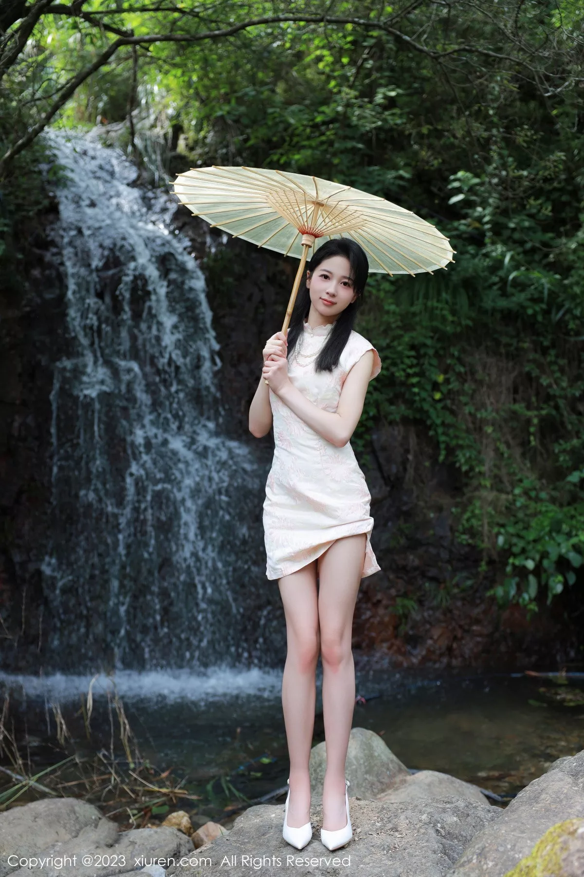 秀人集.com_[XiuRen秀人网]No.7234_模特糖豆sisi户外溪边性感花色旗袍服饰露白色内衣撩人诱惑写真60P