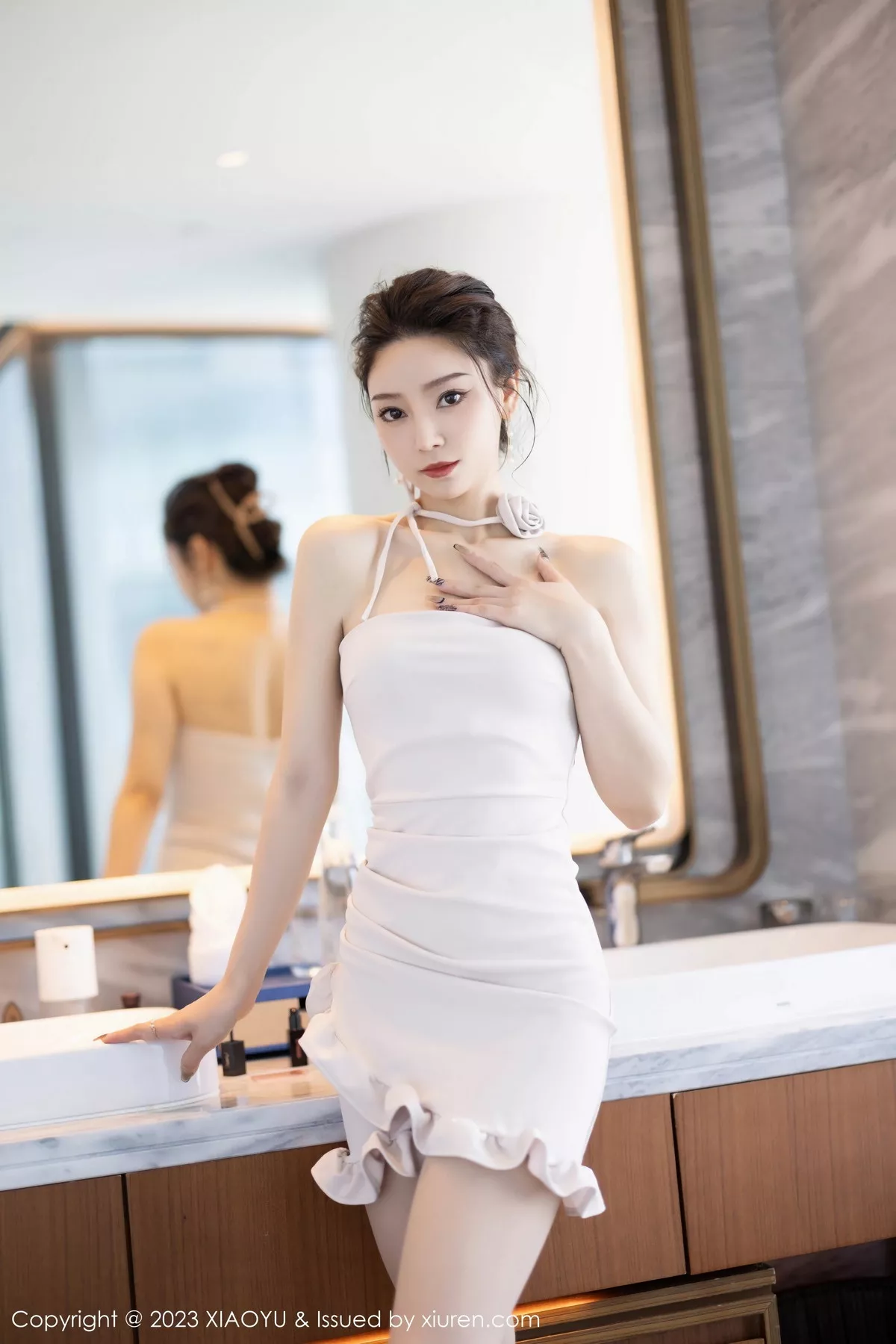 秀人集.com_[XiaoYu画语界]Vol.1132_模特苏曼兮性感白色露肩裙配超薄无内肉丝秀丰腴美臀诱惑写真81P