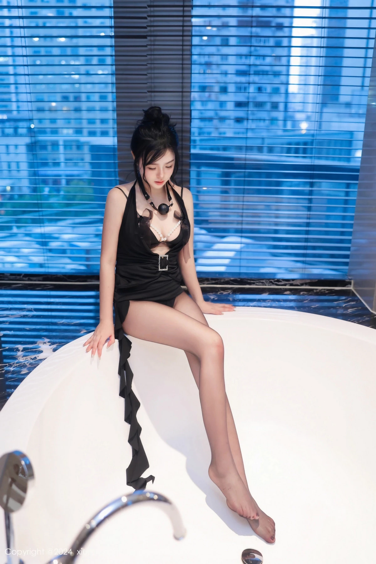 秀人集.com_[XiuRen秀人网]No.8295_模特金小依性感黑色连衣裙露黑色内衣配超薄黑丝秀美腿诱惑写真78P