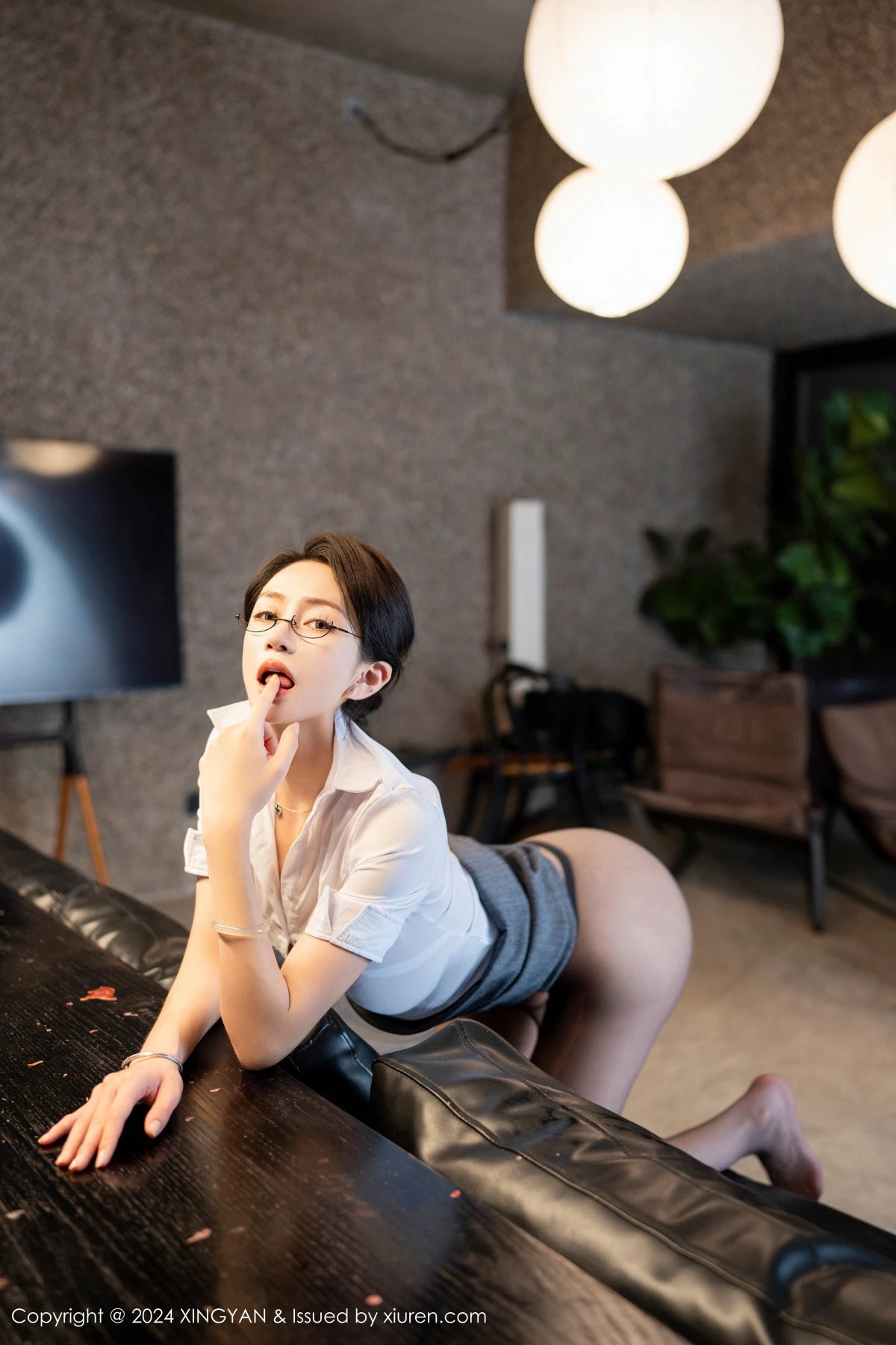 秀人集.com_[XINGYAN星颜社]VOL.241_模特林幼一性感灰色西服配超薄无内黑丝秀翘臀美腿诱惑写真80P