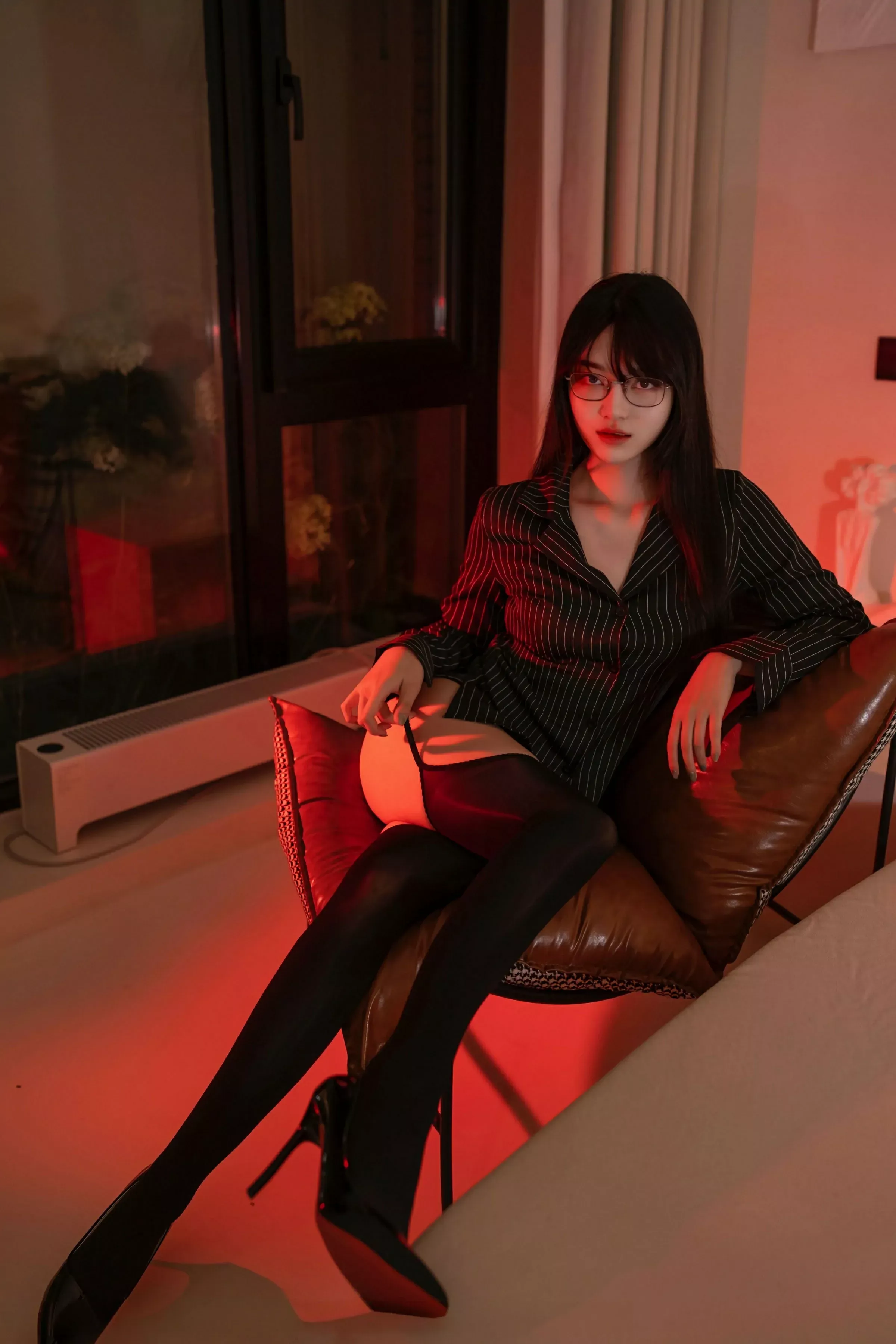 秀人集.com_[XINGYAN星颜社]VOL.376_模特白露lulu性感黑色衬衫露粉色内衣配黑丝吊袜秀美腿诱惑写真71P