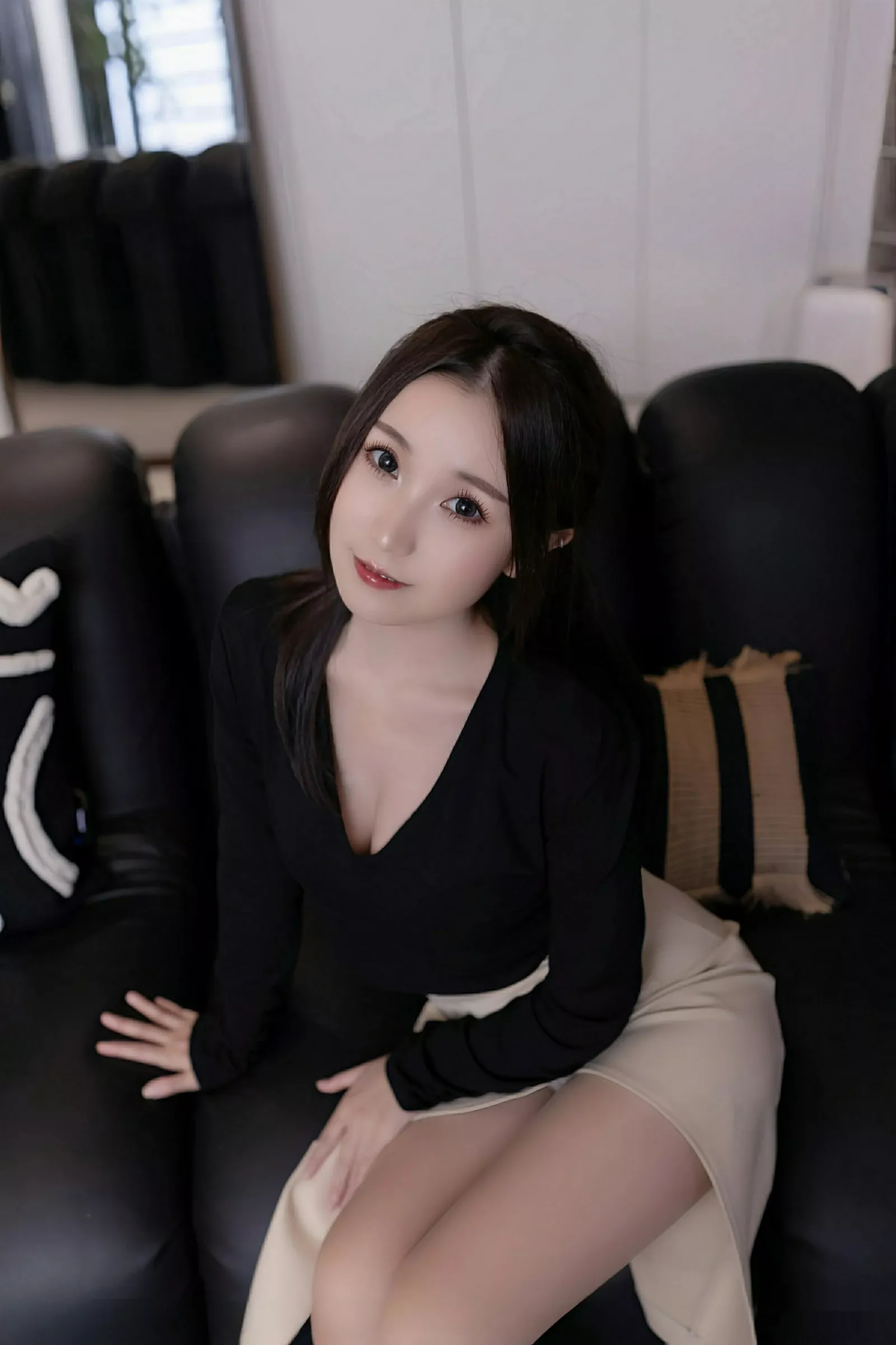 秀人集.com_[XiuRen秀人网]No.10576_模特杏子Yada性感黑色OL服饰露白色蕾丝内衣秀曼妙身姿诱惑写真81P