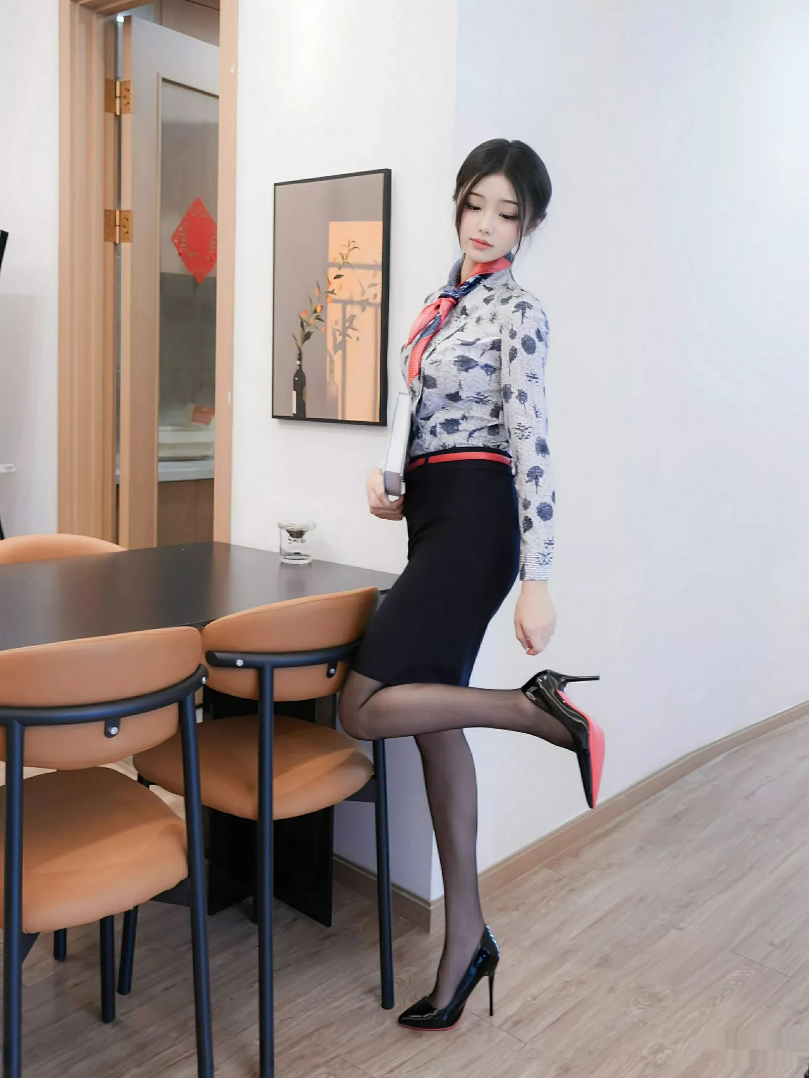 秀人集.com_[XiuRen秀人网]No.10579_模特琉璃ww性感空姐制服配超薄无内黑丝秀凹凸身材撩人诱惑写真79P