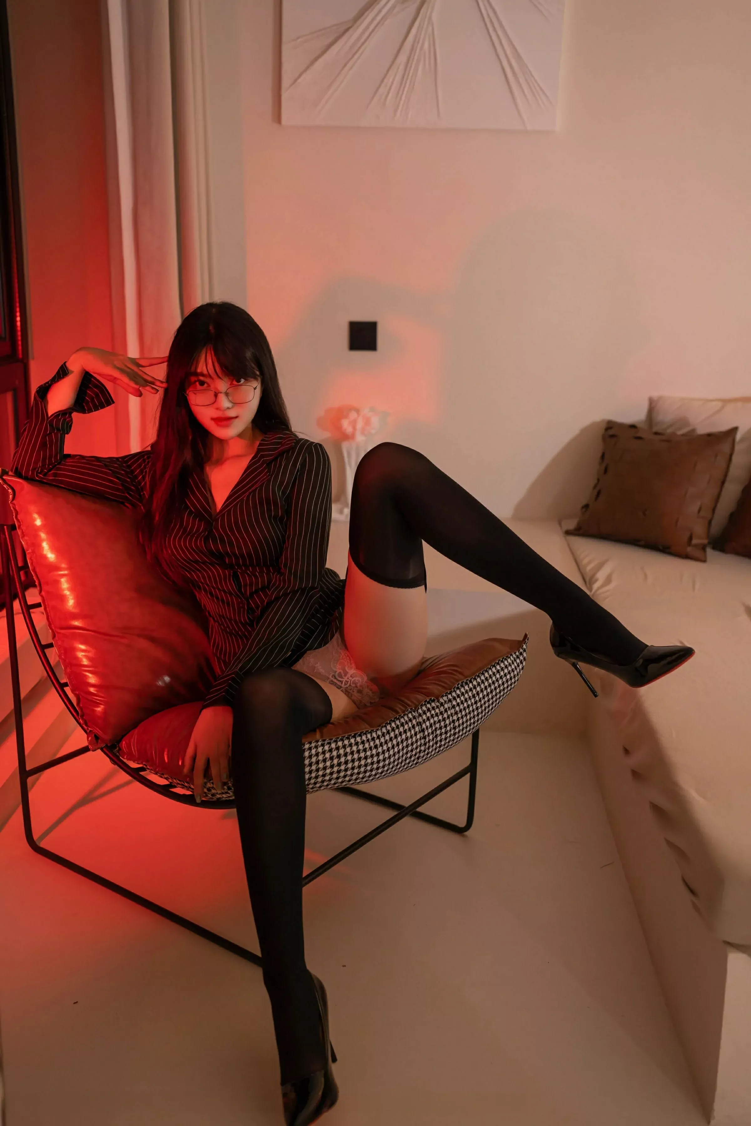 秀人集.com_[XINGYAN星颜社]VOL.376_模特白露lulu性感黑色衬衫露粉色内衣配黑丝吊袜秀美腿诱惑写真71P