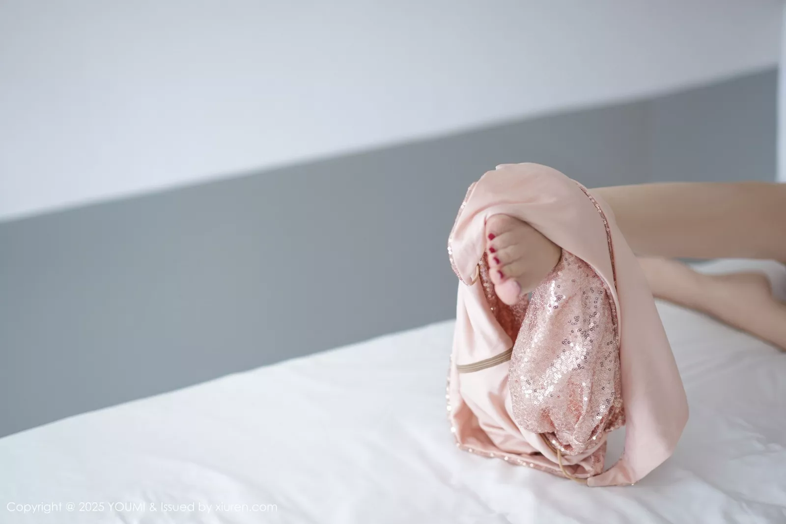 秀人集.com_[YouMi尤蜜荟]Vol.1153_女神心妍小公主性感粉色连衣裙配凉高跟半撩秀翘臀美腿诱惑写真73P