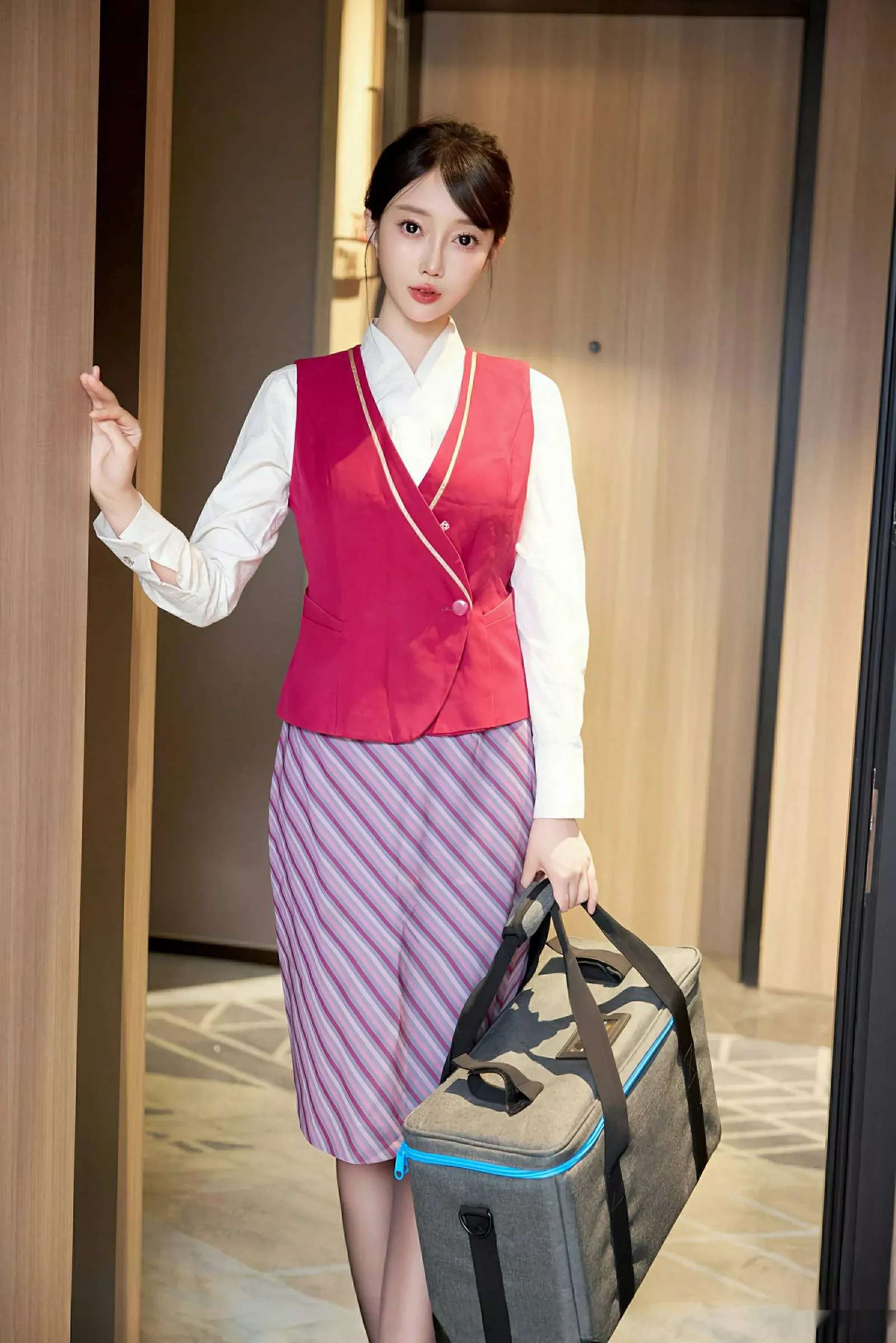 秀人集.com_[XiuRen秀人网]No.10620_模特玥儿玥er性感空姐制服配超薄黑丝秀曼妙身姿迷人诱惑写真70P