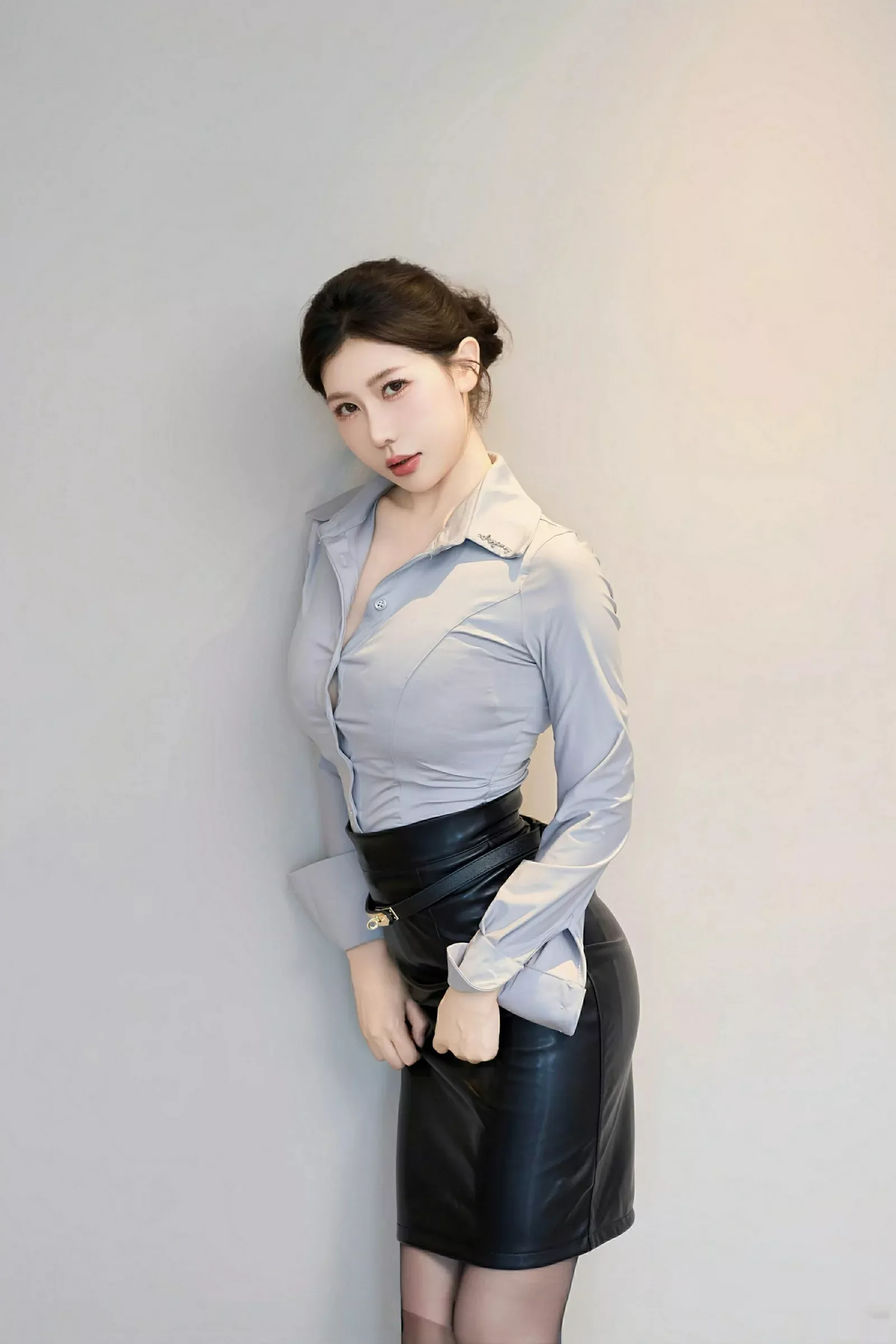 秀人集.com_[XiuRen秀人网]No.10604_模特尹甜甜性感衬衫配黑皮短裙露超薄黑丝秀完美身材诱惑写真80P