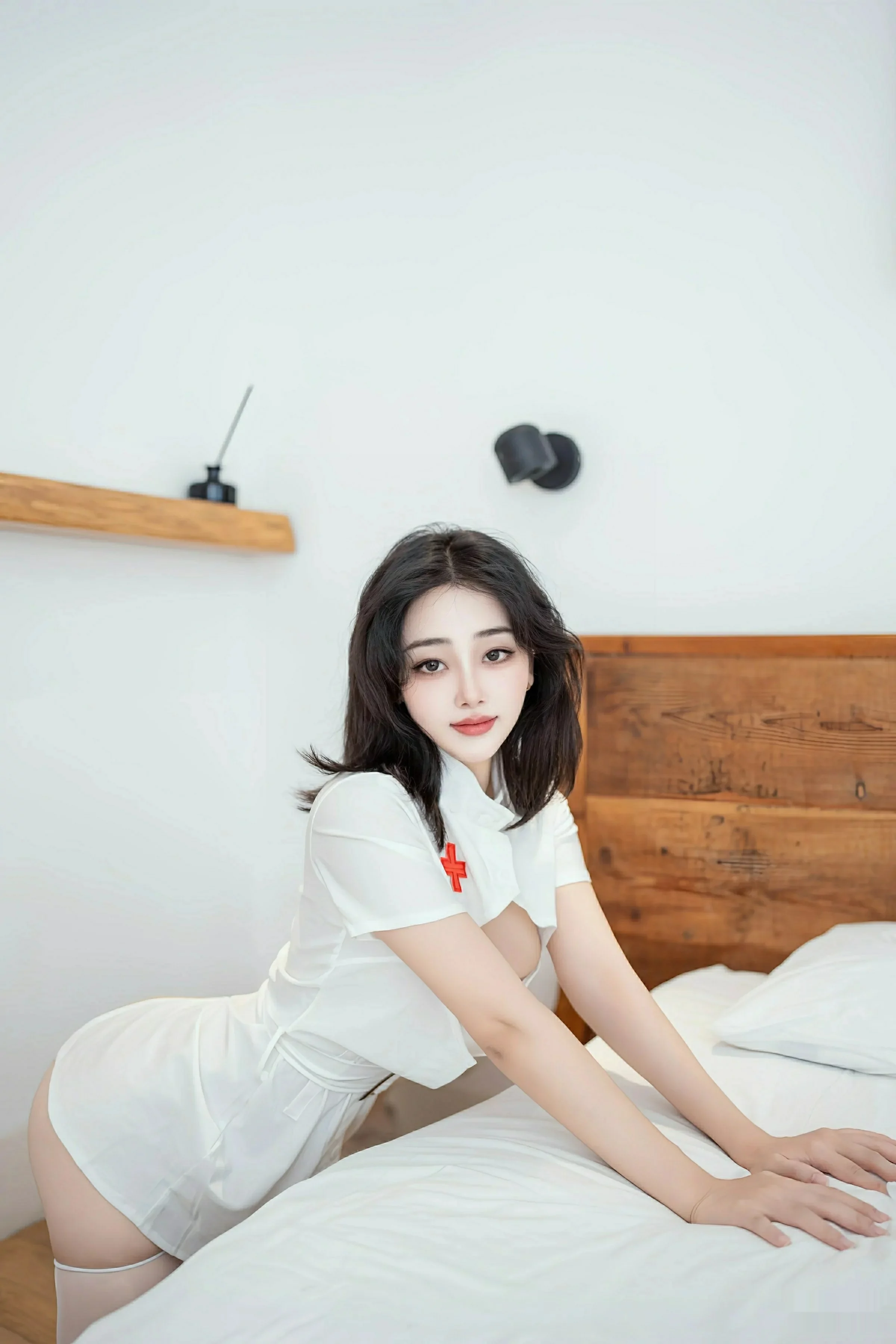 秀人集.com_[XINGYAN星颜社]VOL.381_模特阮福福性感白色护士制服配白色丝袜秀完美身材诱惑写真65P