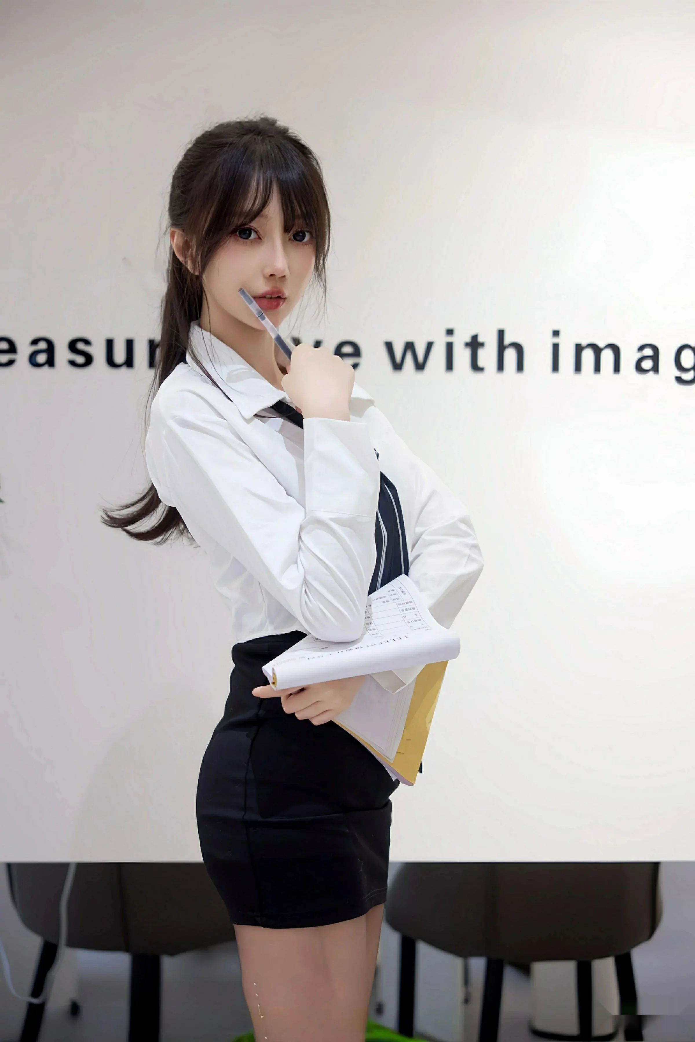 秀人集.com_[XiuRen秀人网]No.10636_模特玥儿玥er性感白色衬衫配黑色短裙露超薄黑丝秀美腿诱惑写真58P