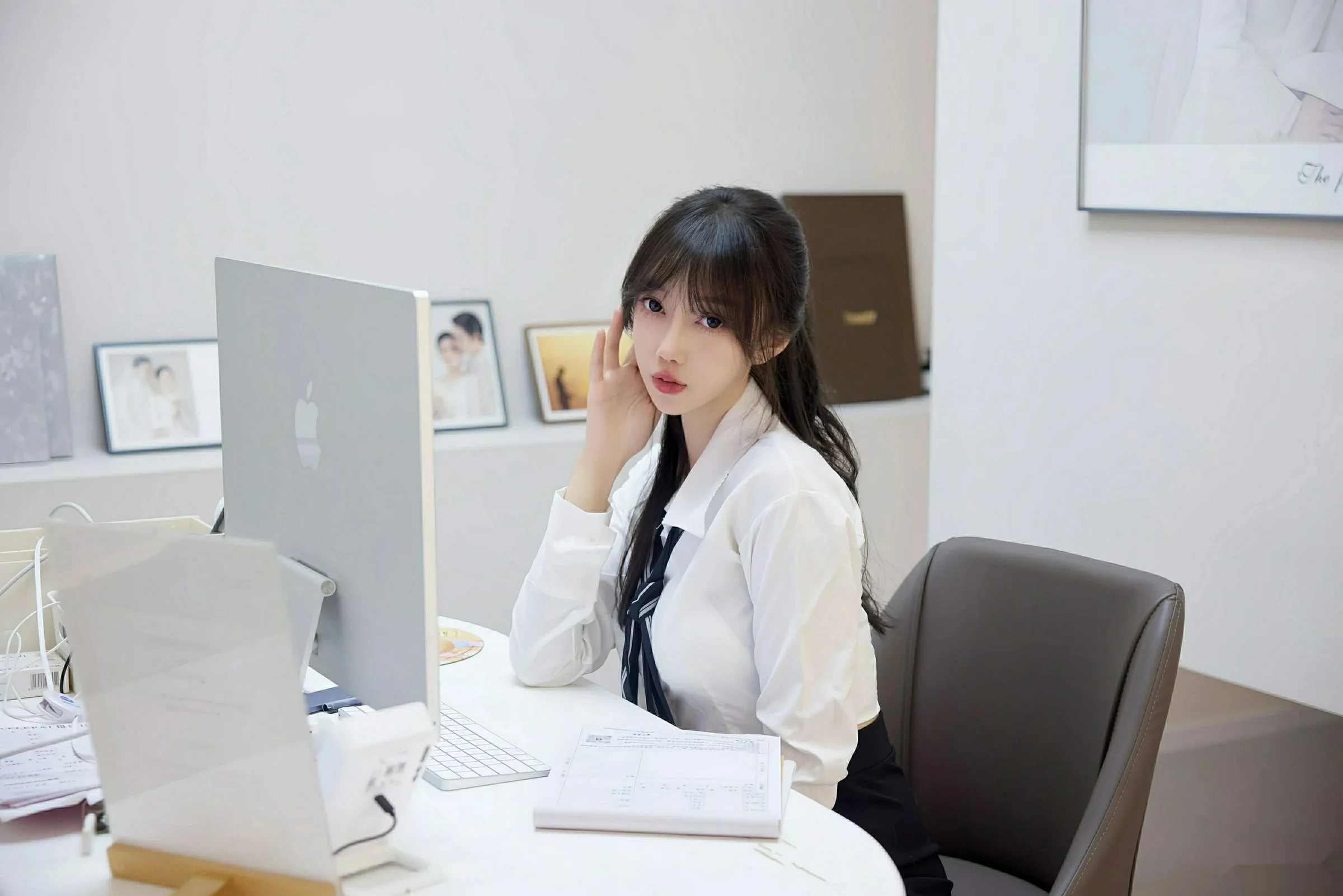 秀人集.com_[XiuRen秀人网]No.10636_模特玥儿玥er性感白色衬衫配黑色短裙露超薄黑丝秀美腿诱惑写真58P