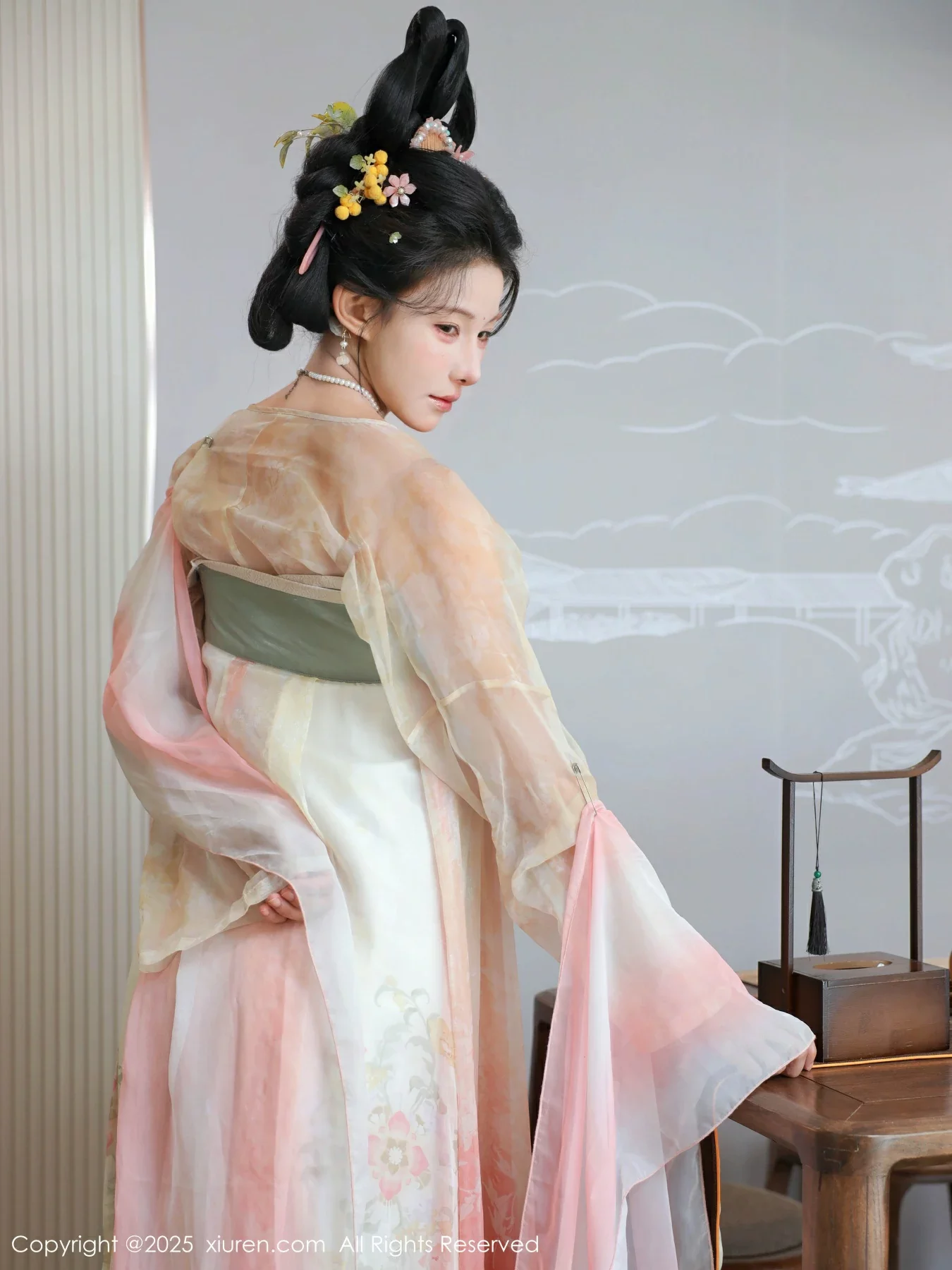 秀人集.com_[XiuRen秀人网]No.10645_模特梨霜儿古典主题性感浅色古装服饰秀丰腴身材迷人美腿写真82P