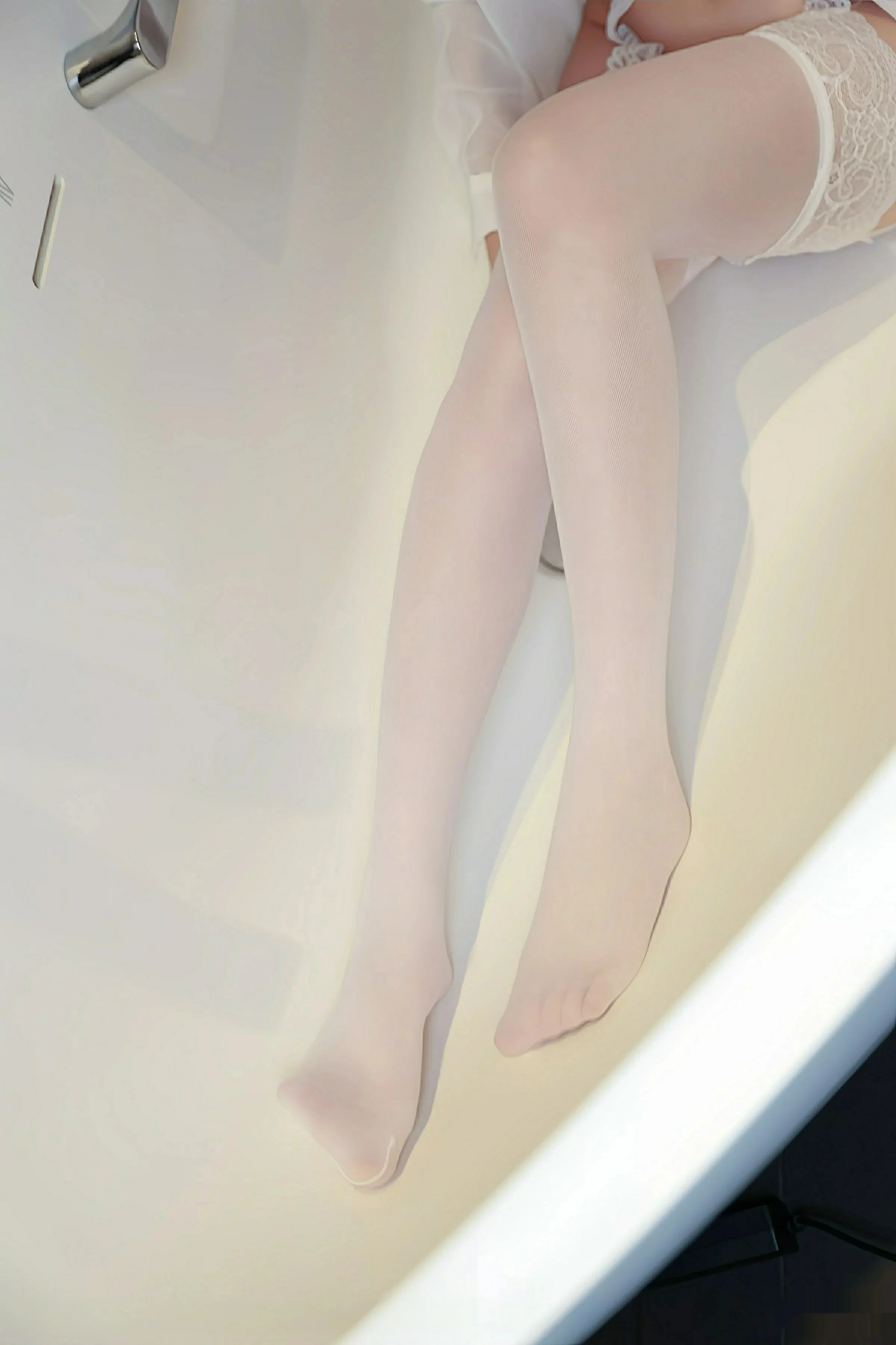 秀人集.com_[XiuRen秀人网]No.10642_模特糯咪性感白色衬衫露白色内衣配白丝吊袜秀完美身材诱惑写真80P