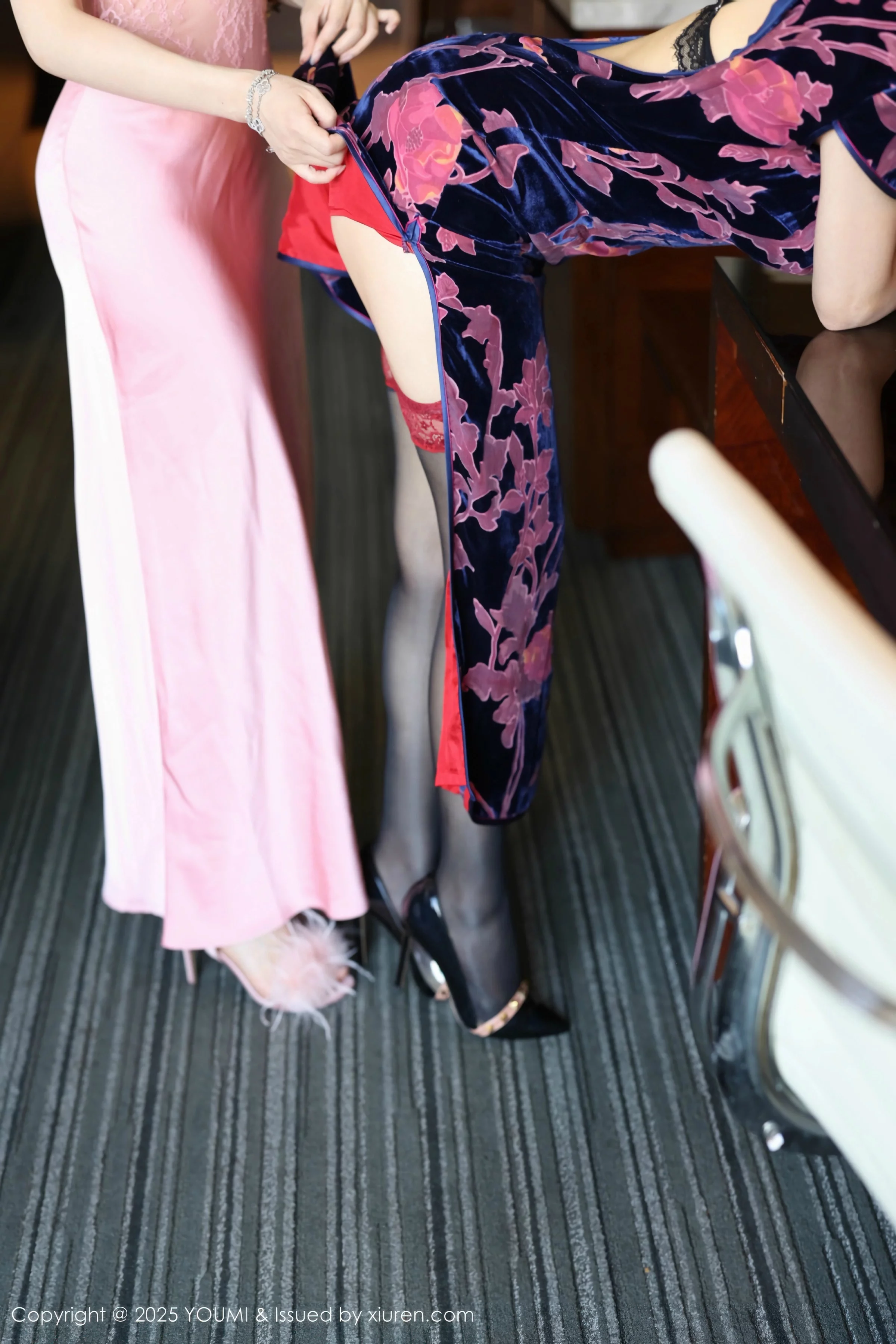 秀人集.com_[YouMi尤蜜荟]Vol.1158_模特桃桃·夭夭twins性感花色旗袍配黑色丝袜秀曼妙身姿诱惑写真82P