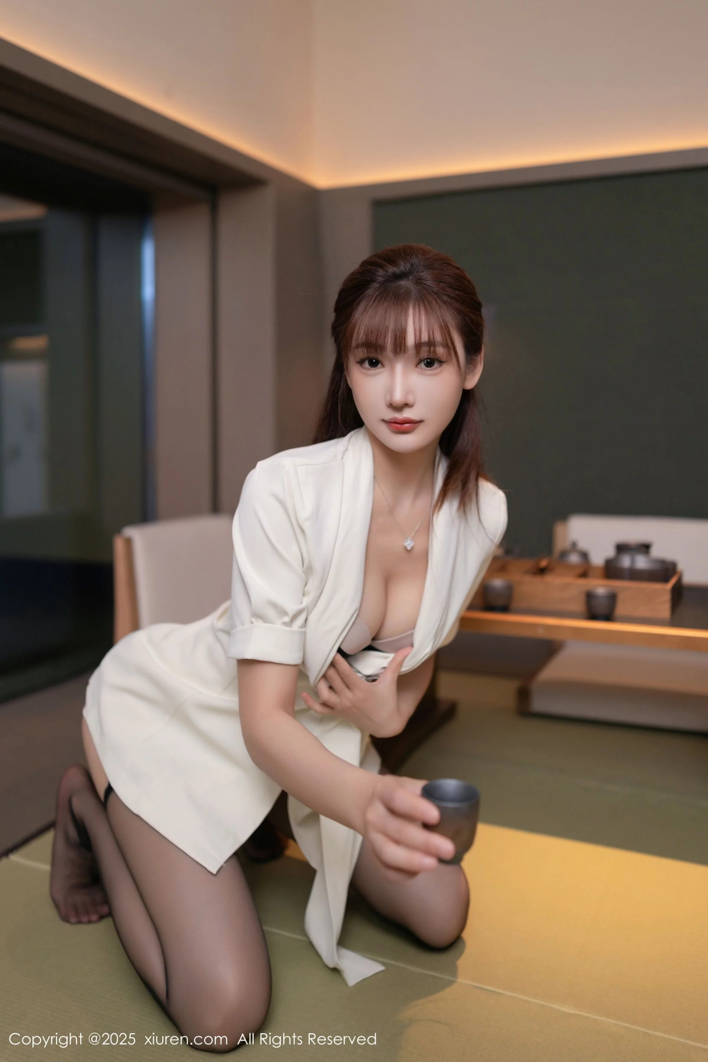 秀人集.com_[XiuRen秀人网]No.10650_模特陆萱萱性感白色西装露黑色内衣配超薄黑丝秀美腿诱惑写真70P