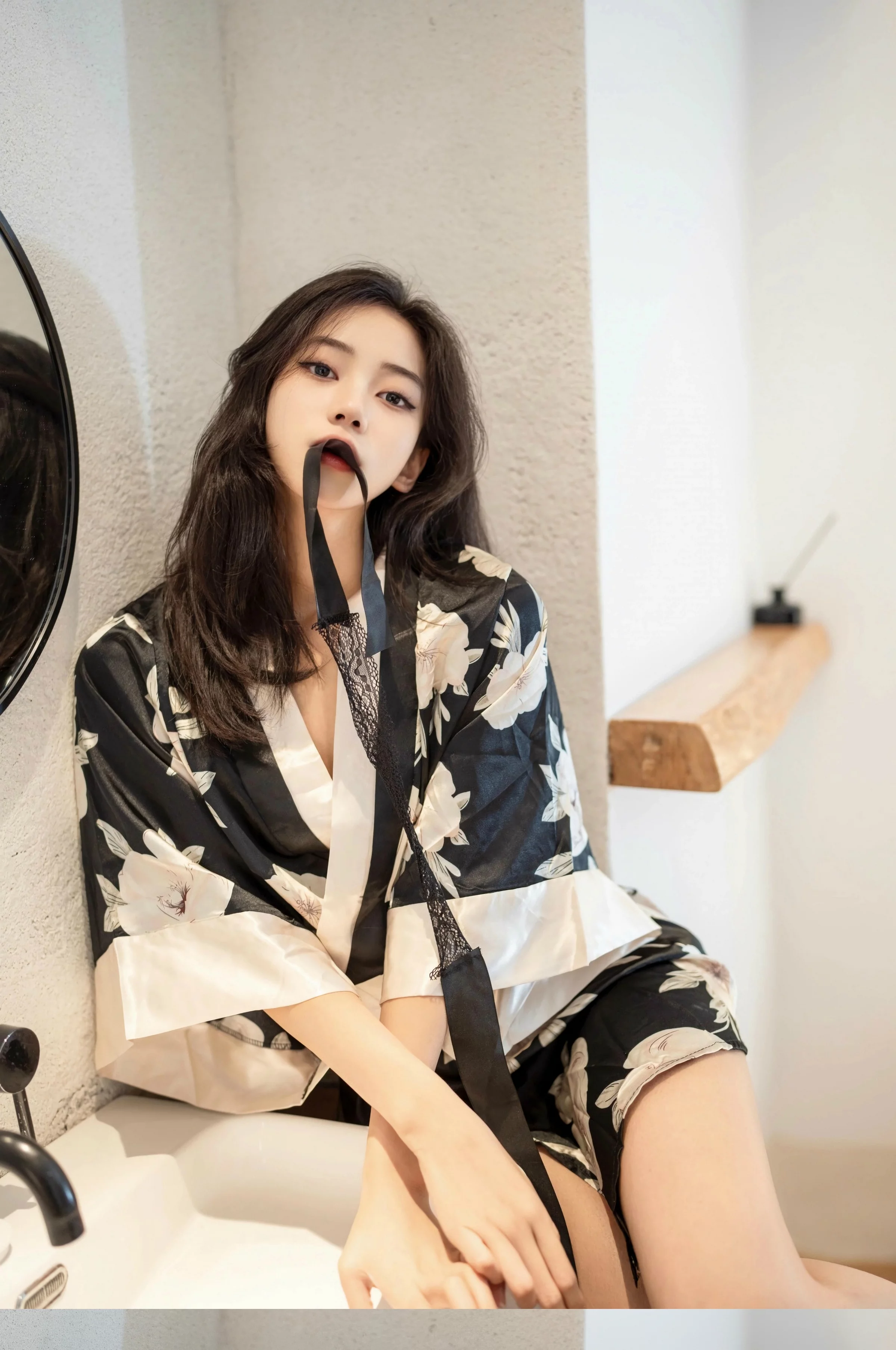 秀人集.com_[XINGYAN星颜社]VOL.383_模特时安安性感黑白色连衣短裙半脱秀翘臀美腿迷人诱惑写真71P