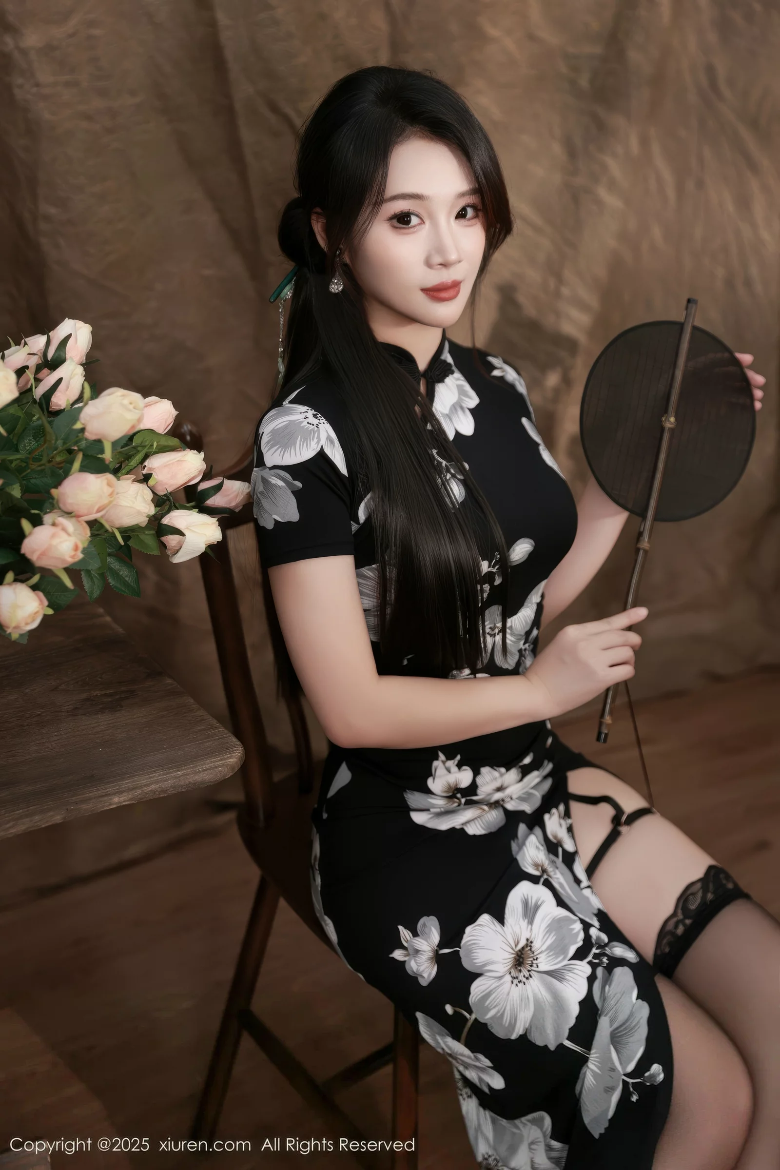 秀人集.com_[XiuRen秀人网]No.10655_模特南乔性感黑色旗袍露紫色情趣内衣配黑色丝袜秀美腿诱惑写真72P