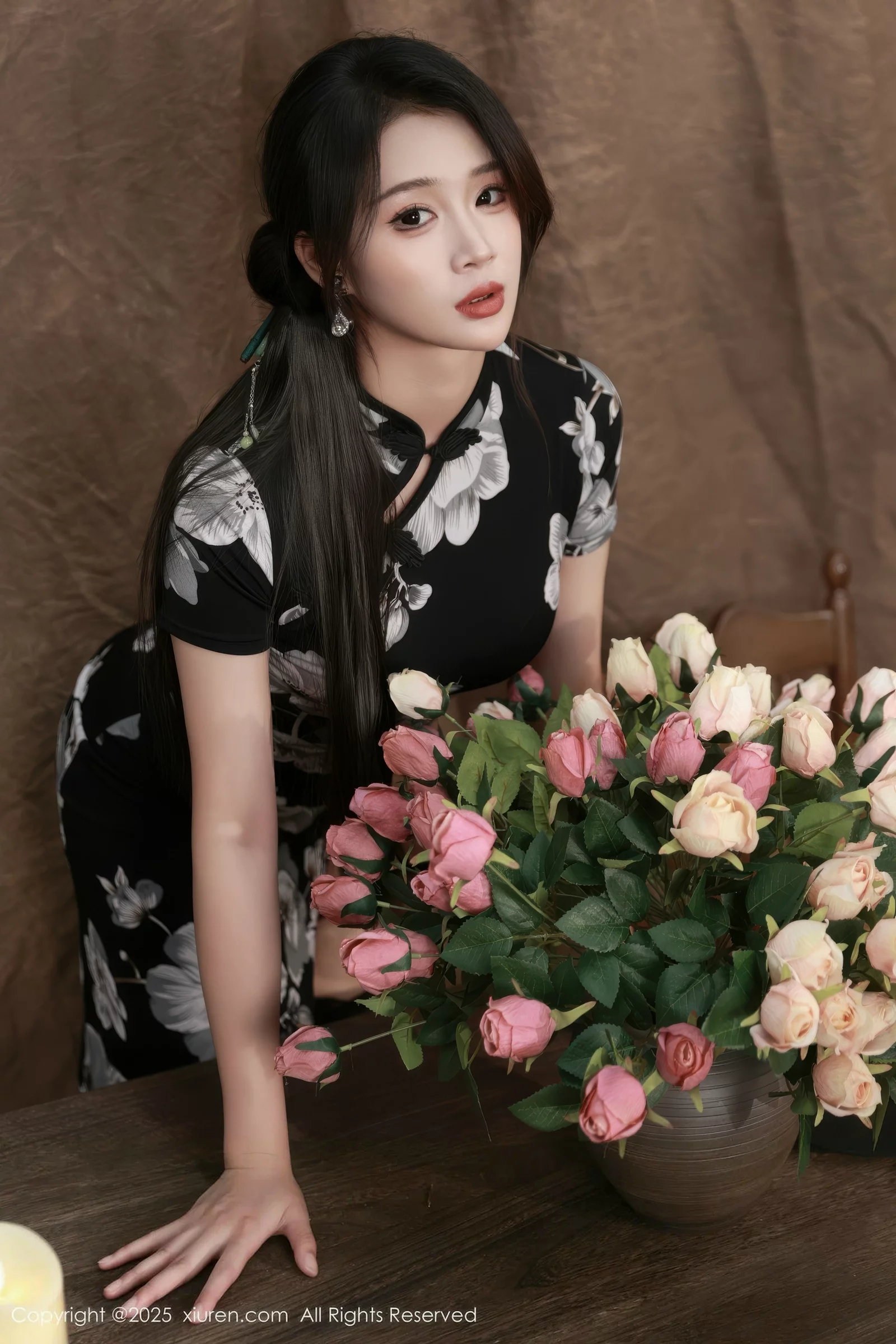 秀人集.com_[XiuRen秀人网]No.10655_模特南乔性感黑色旗袍露紫色情趣内衣配黑色丝袜秀美腿诱惑写真72P