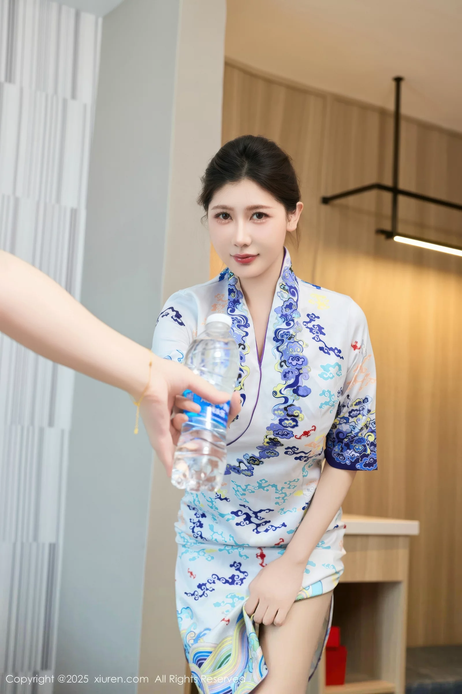 秀人集.com_[XiuRen秀人网]No.10654_模特尹甜甜性感空姐旗袍制服露白色内衣配灰丝袜秀美腿诱惑写真54P