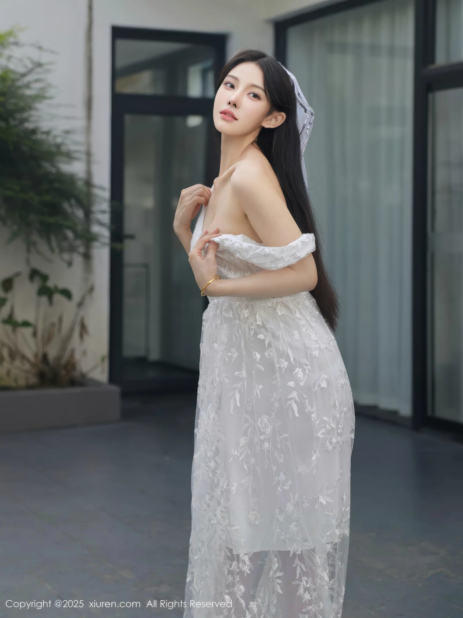 秀人集.com_[XiuRen秀人网]No.10661_模特梨霜儿性感低胸白色婚纱配白色丝袜秀丰腴身材完美诱惑写真82P