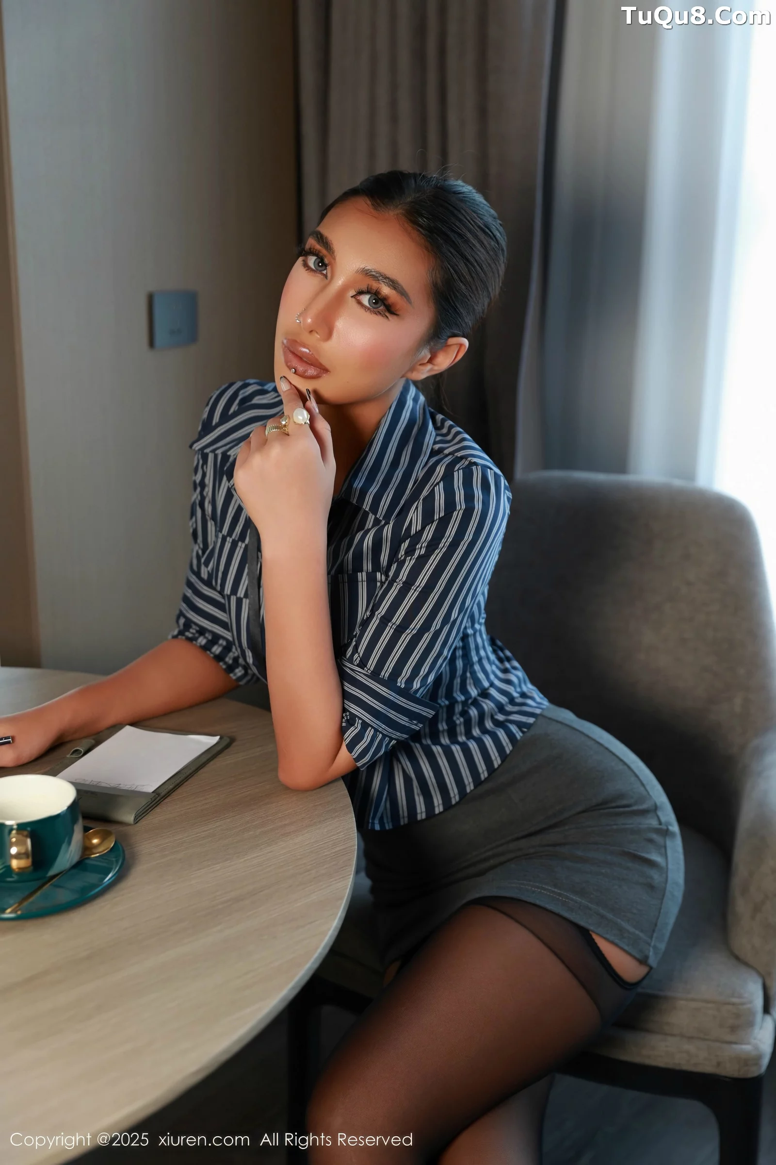 秀人集.com_[XiuRen秀人网]No.10670_模特FE-性感深色OL服饰露黑色内衣配黑丝吊袜秀曼妙身姿诱惑写真86P