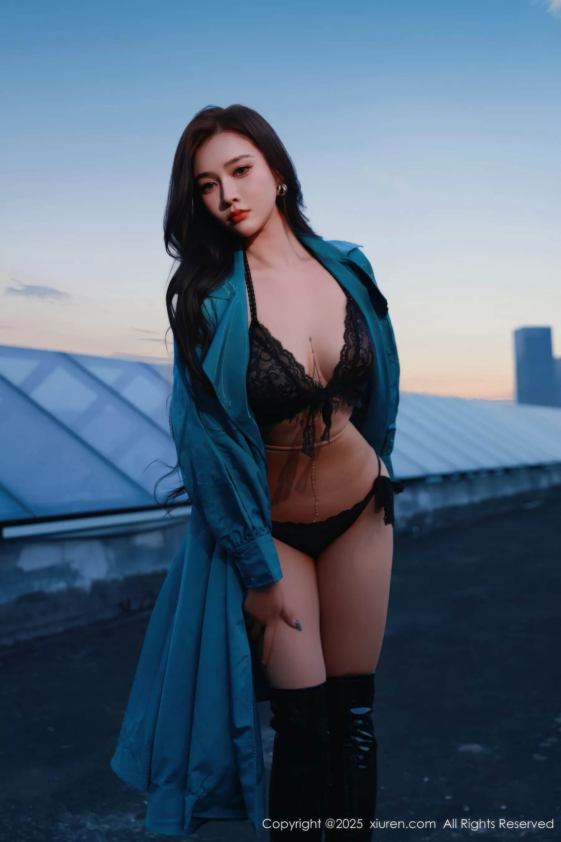 秀人集.com_[XiuRen秀人网]No.10776_模特娜比性感蓝色风衣露黑色蕾丝情趣内衣秀凹凸身材诱惑写真82P