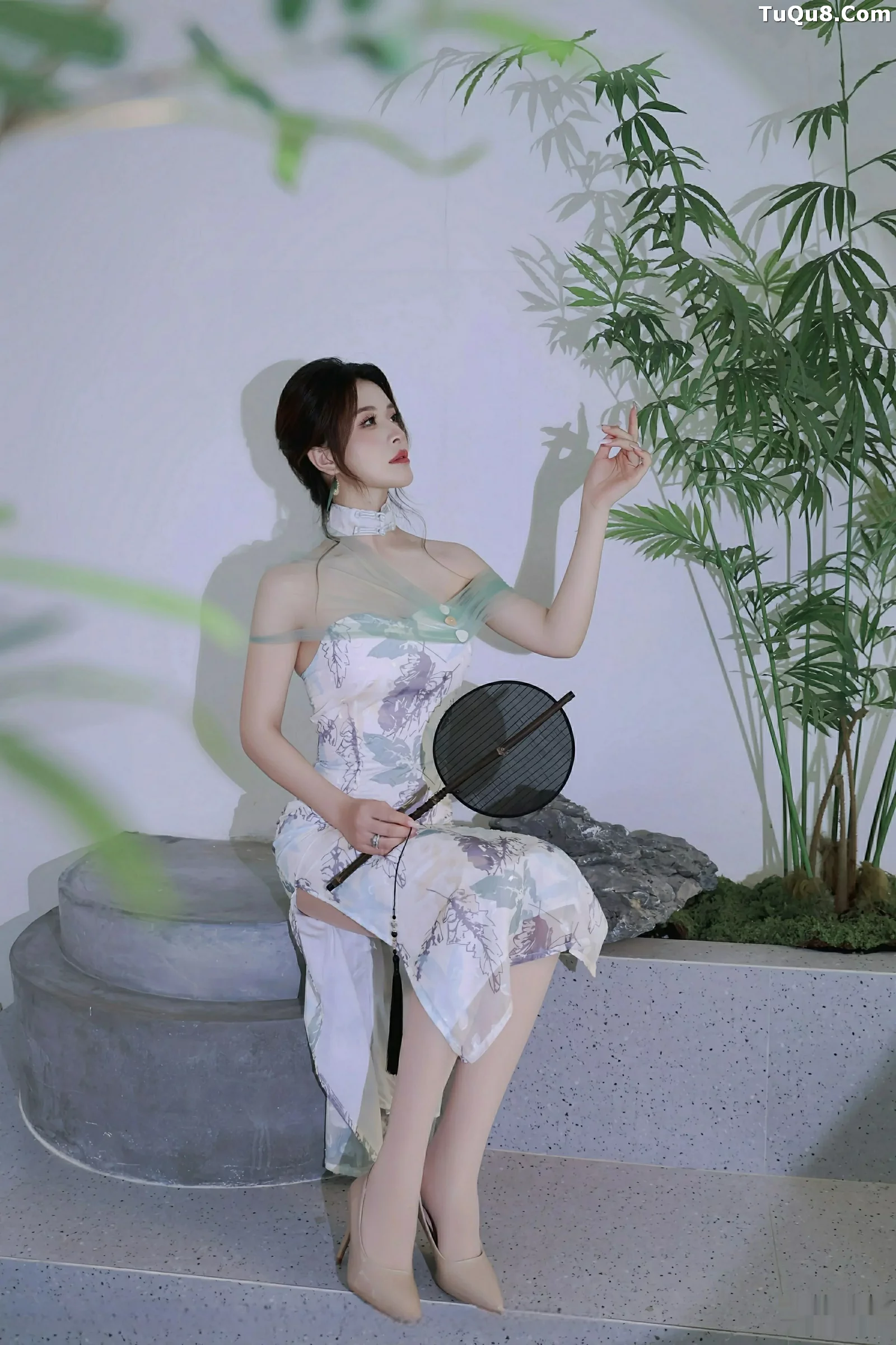 秀人集.com_[XiuRen秀人网]No.10694_模特阿依莎性感浅色古风服饰配超薄肉色秀高挑曼妙身材诱惑写真82P