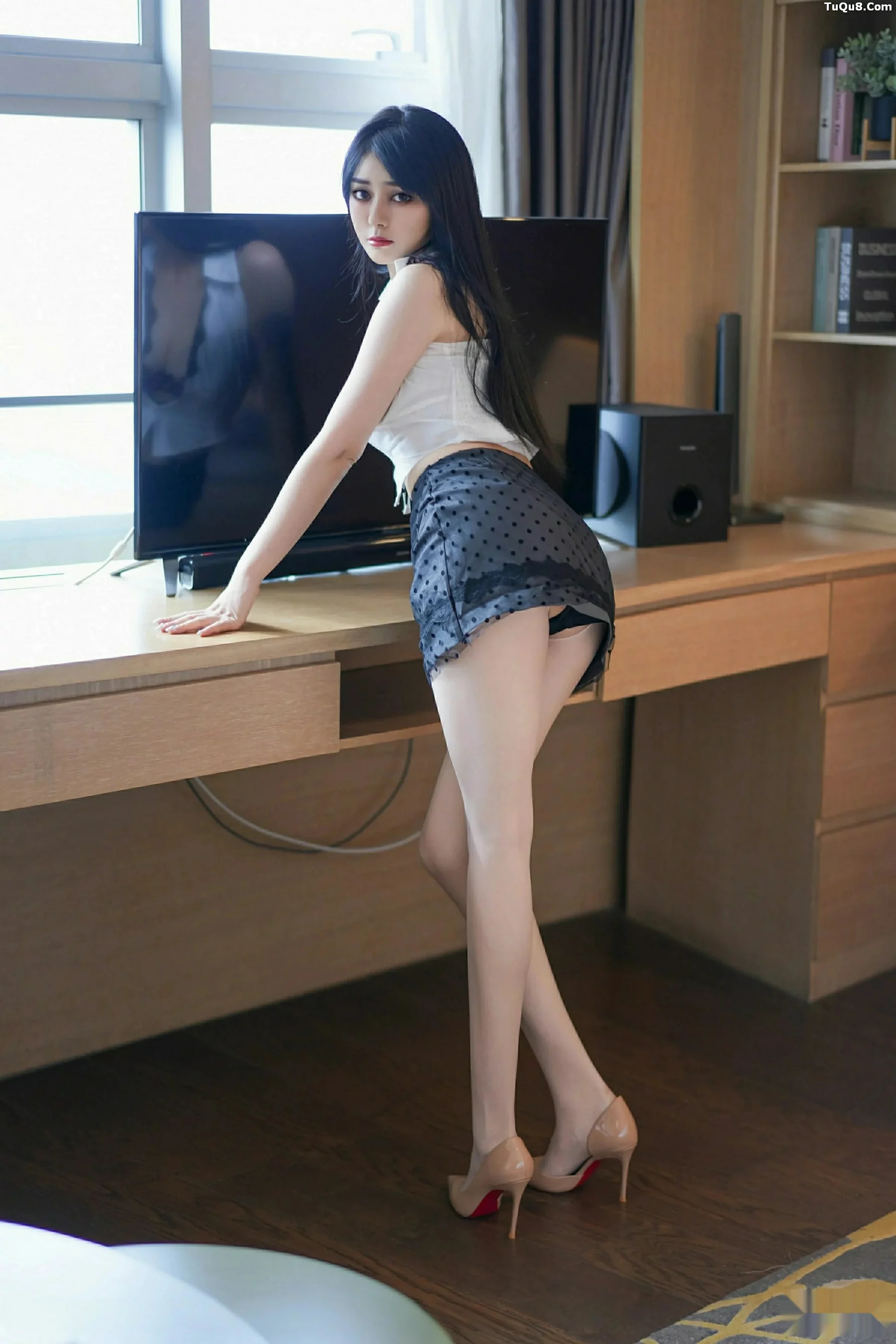 秀人集.com_[YouMi尤蜜荟]Vol.1169_模特凯竹Quinn黑色蕾丝波点短裙配白色丝袜秀丰腴身姿诱惑写真69P