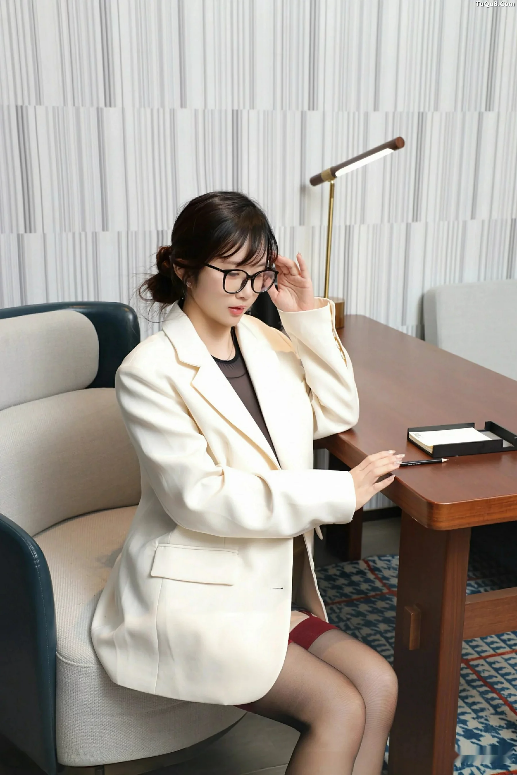 秀人集.com_[XiuRen秀人网]No.10805_模特小肉肉咪性感白色OL服饰配黑丝吊袜秀凹凸身材迷人诱惑写真72P