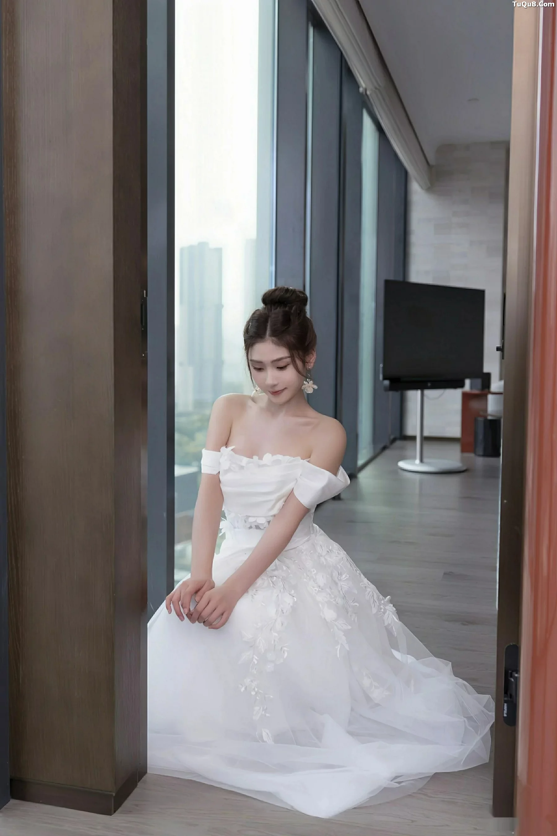 秀人集.com_[XiuRen秀人网]No.10814_模特刘婷婷性感白色婚纱露白色内衣配超薄肉丝秀美腿诱惑写真80P