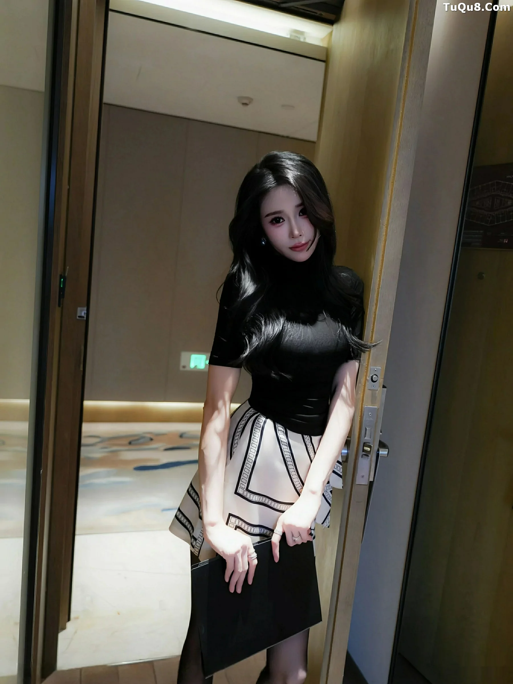 秀人集.com_[XiuRen秀人网]No.10817_新人模特椰汁糯米姬性感黑色T恤配超薄黑丝秀曼妙身材诱惑写真80P