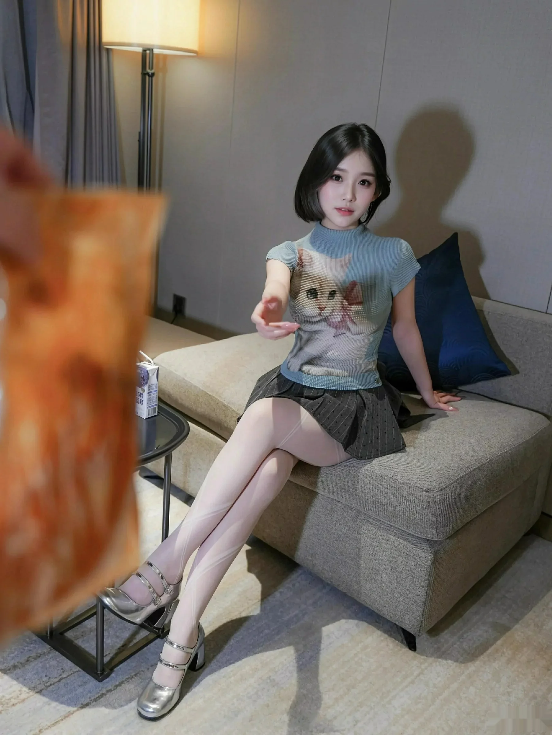 秀人集.com_[XiuRen秀人网]No.10830_模特汁汁性感JK服饰露灰色内衣配白色丝袜秀曼妙身材诱惑写真70P