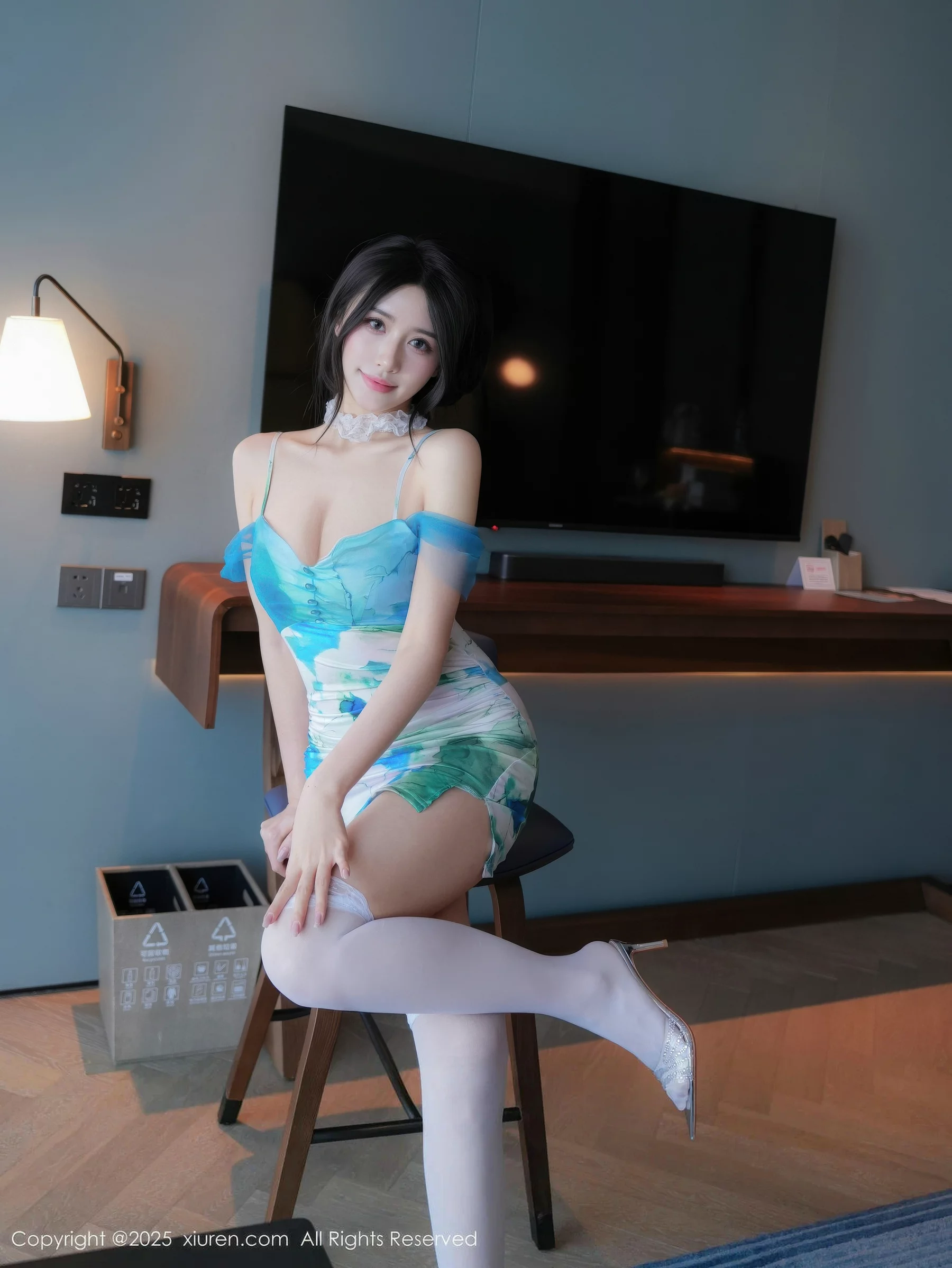 秀人集.com_[XiuRen秀人网]No.10859_模特shelly诗莉吖性感蓝色连衣短裙配白丝袜秀曼妙身姿诱惑写真76P