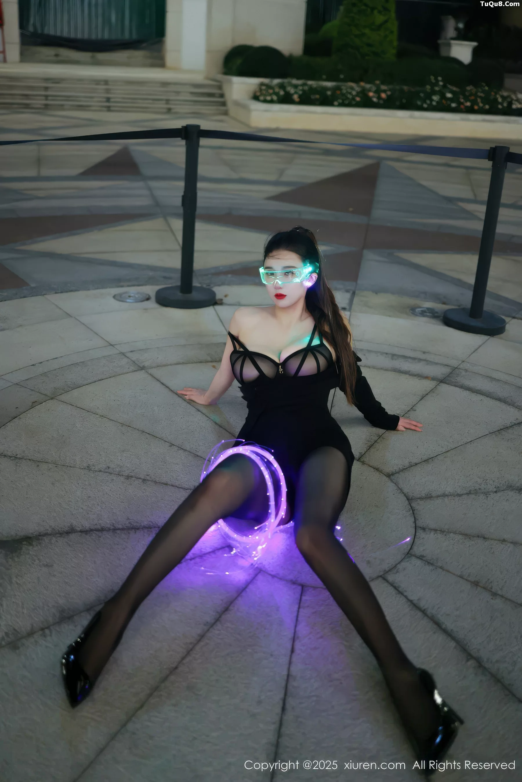 秀人集.com_[XiuRen秀人网]No.10936_模特小肉肉咪性感黑色连衣短裙配超薄黑丝秀凹凸身材诱惑写真77P